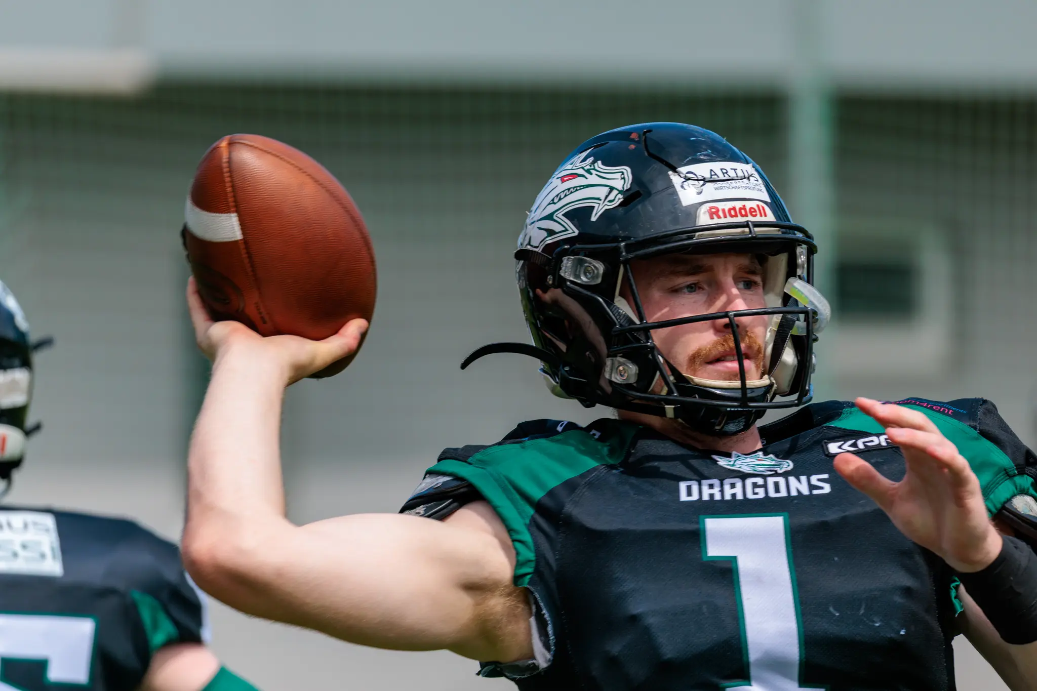 Quarterback der Danube Dragons führt einen Pass während des AFL-Spiels gegen die Vienna Knights