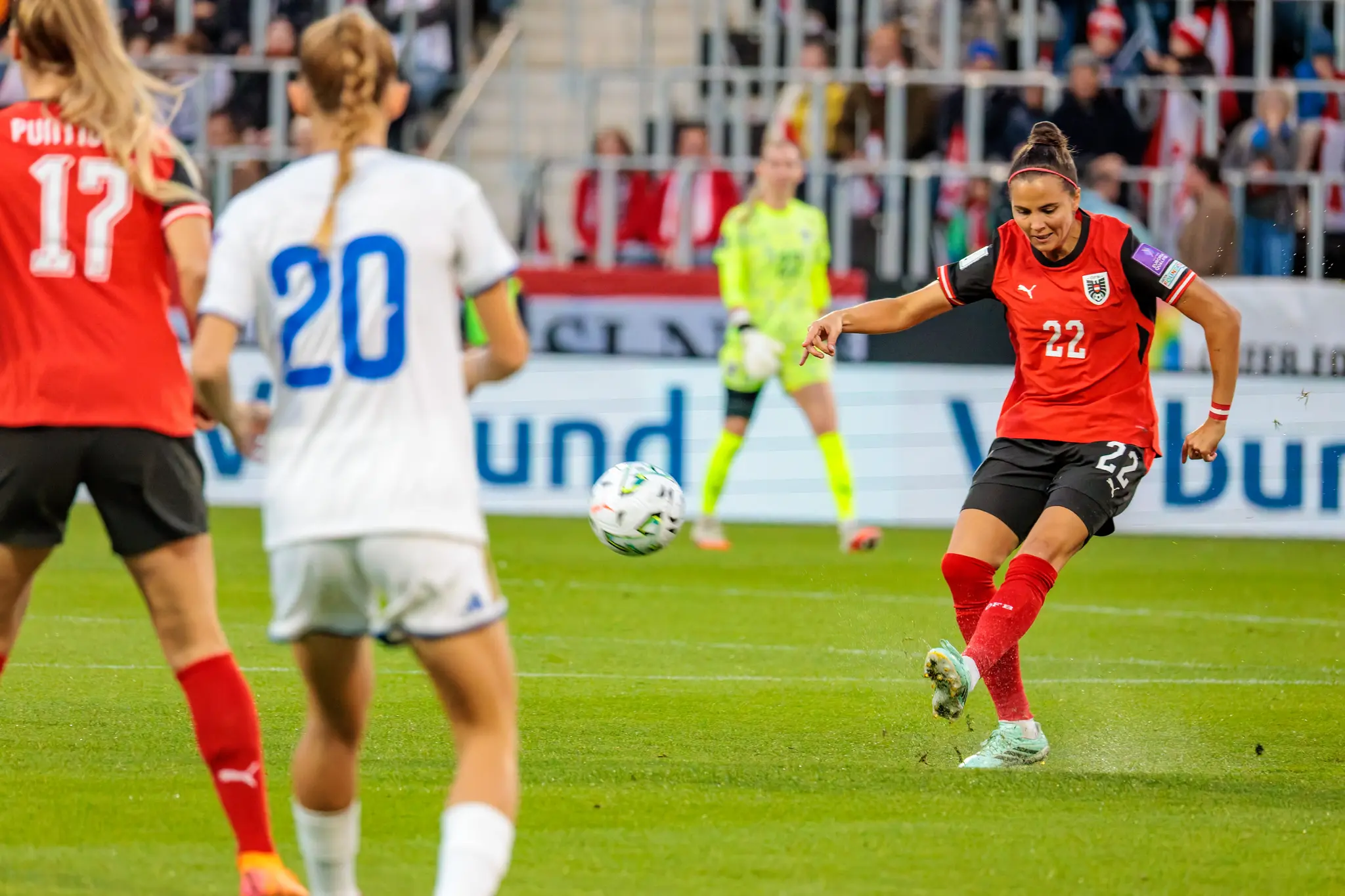Jennifer Klein (22) schlägt den Ball aus dem Mittelfeld vor das Tor des Kosovo.