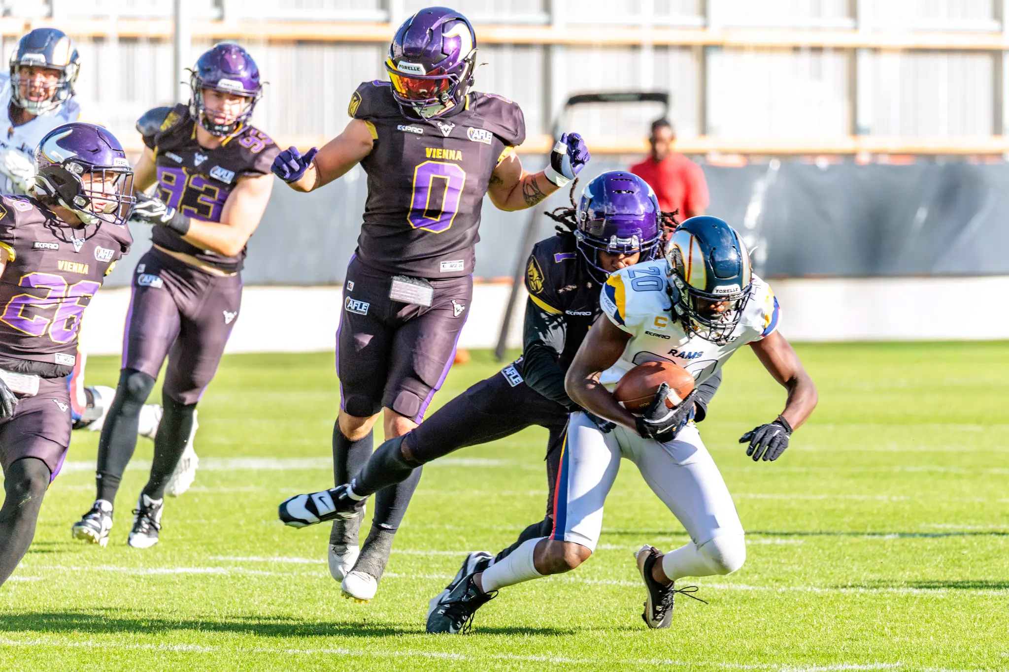 Ein Spieler der Alpine Rams wird von der Defensive der Vienna Vikings im AFLE-Spitzenspiel gestoppt