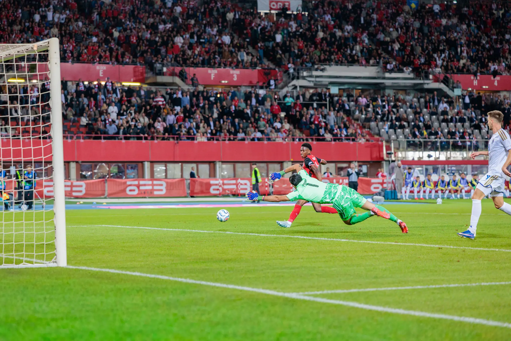 Der Ball passiert den am Boden liegenden Kosovo-Tormann, im Hintergrund läuft David Affengruber (2) beim 2:0 mit.