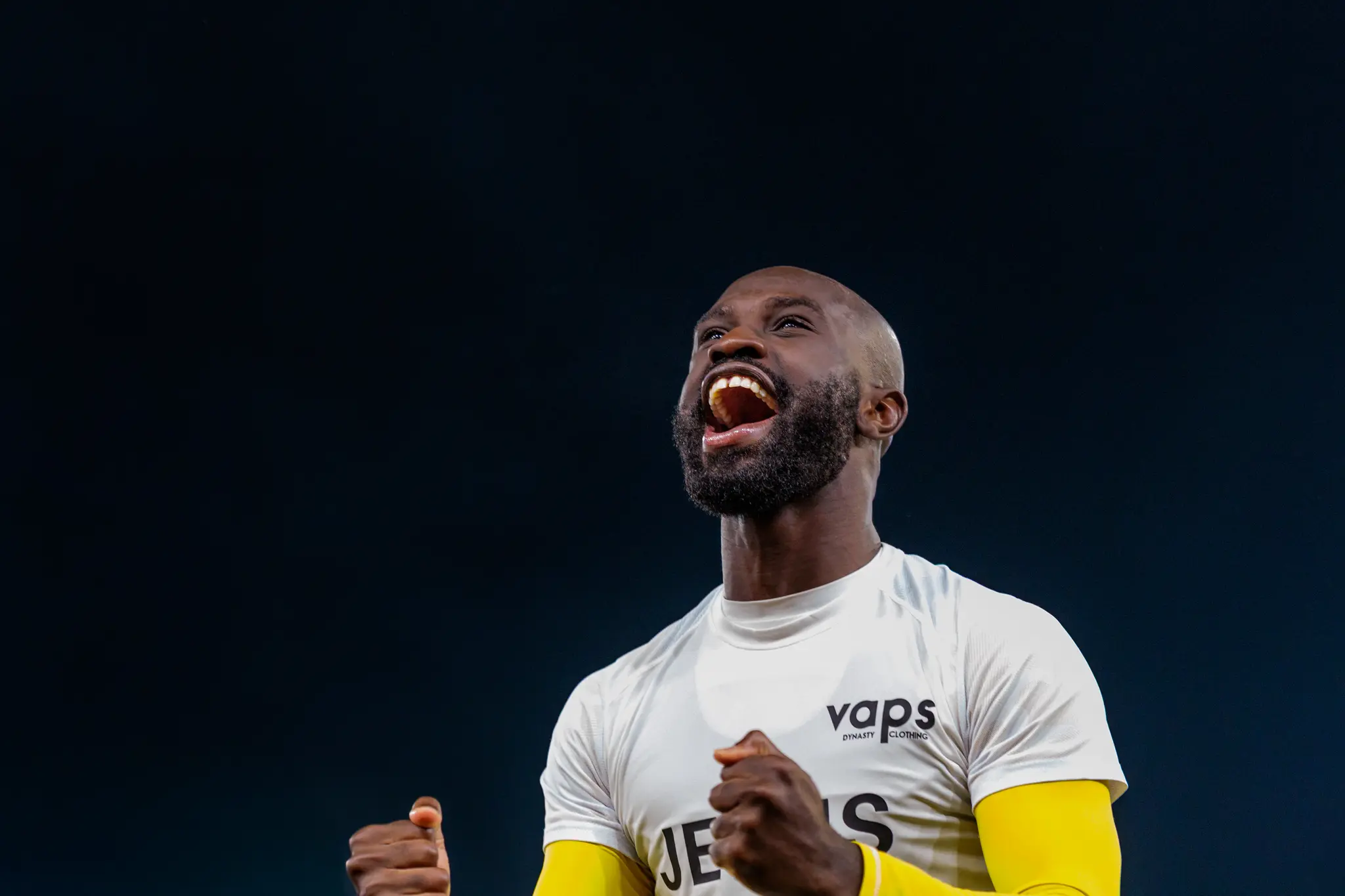 Nahaufnahme des LASK-Stürmers Moses Adeniran, der nach seinem Tor im Linzer Derby mit geballten Fäusten und offenem Mund voller Leidenschaft jubelt