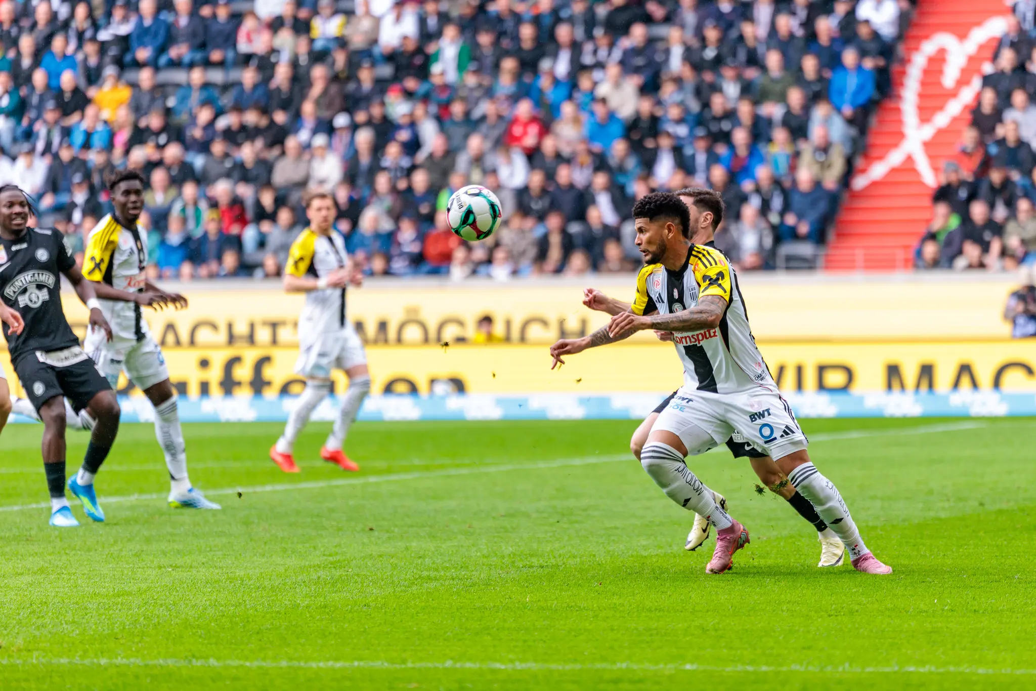 Ein LASK-Spieler nimmt den Ball in einer Spielszene gegen Sturm Graz an