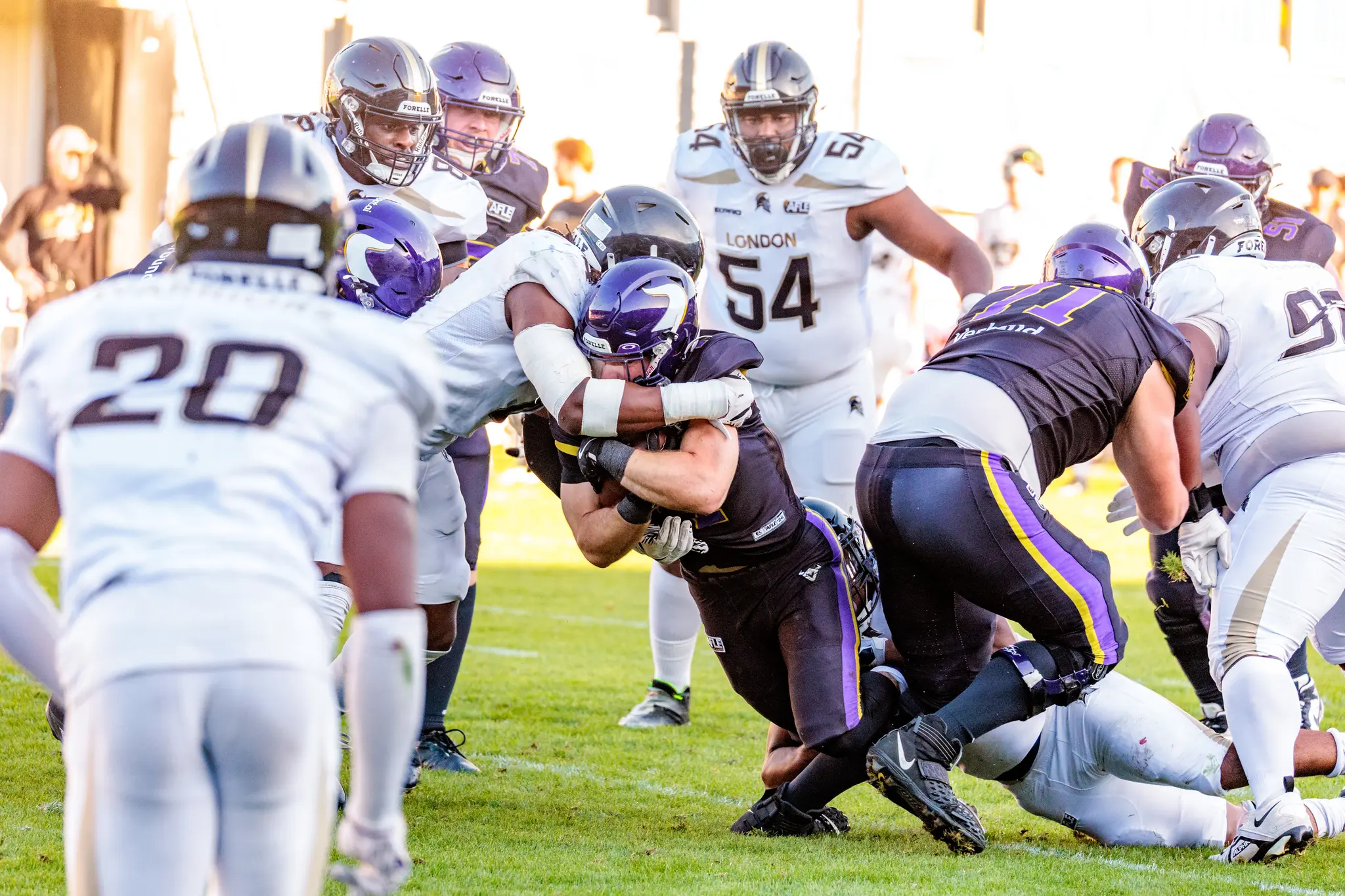 An der Torlinie gestoppt: London-Verteidiger (54, 20) werfen sich einem Ballträger der Vienna Vikings entgegen und verhindern kurz vor der Endzone den Touchdown.