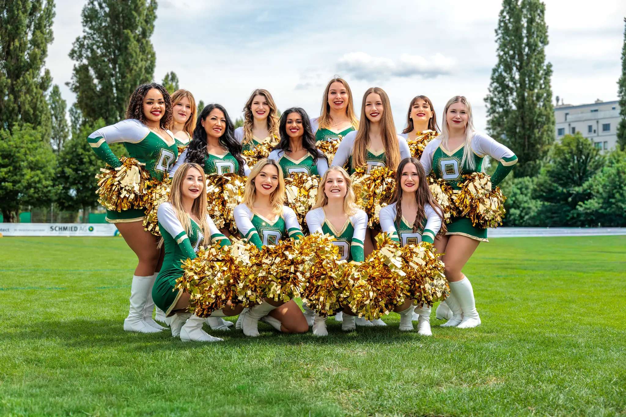 Danube Dragons Cheerleaderinnen in grün-weißen Uniformen auf dem Footballfeld