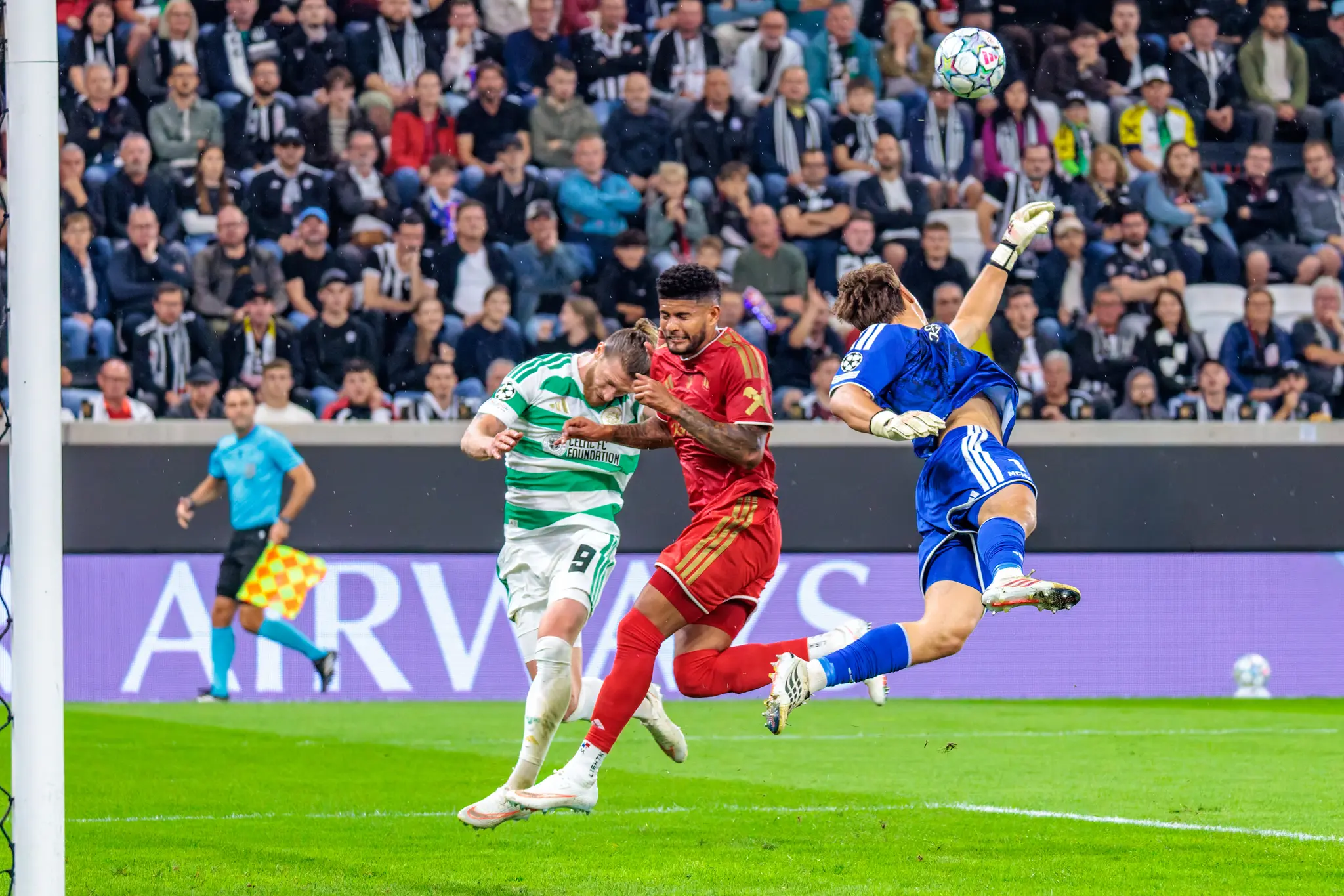 Celtic schlaegt sofort zurueck: LASK-Keeper Jungwirth fliegt quer durch den Strafraum, Högh (9) und Adeniran ringen um den hohen Ball.