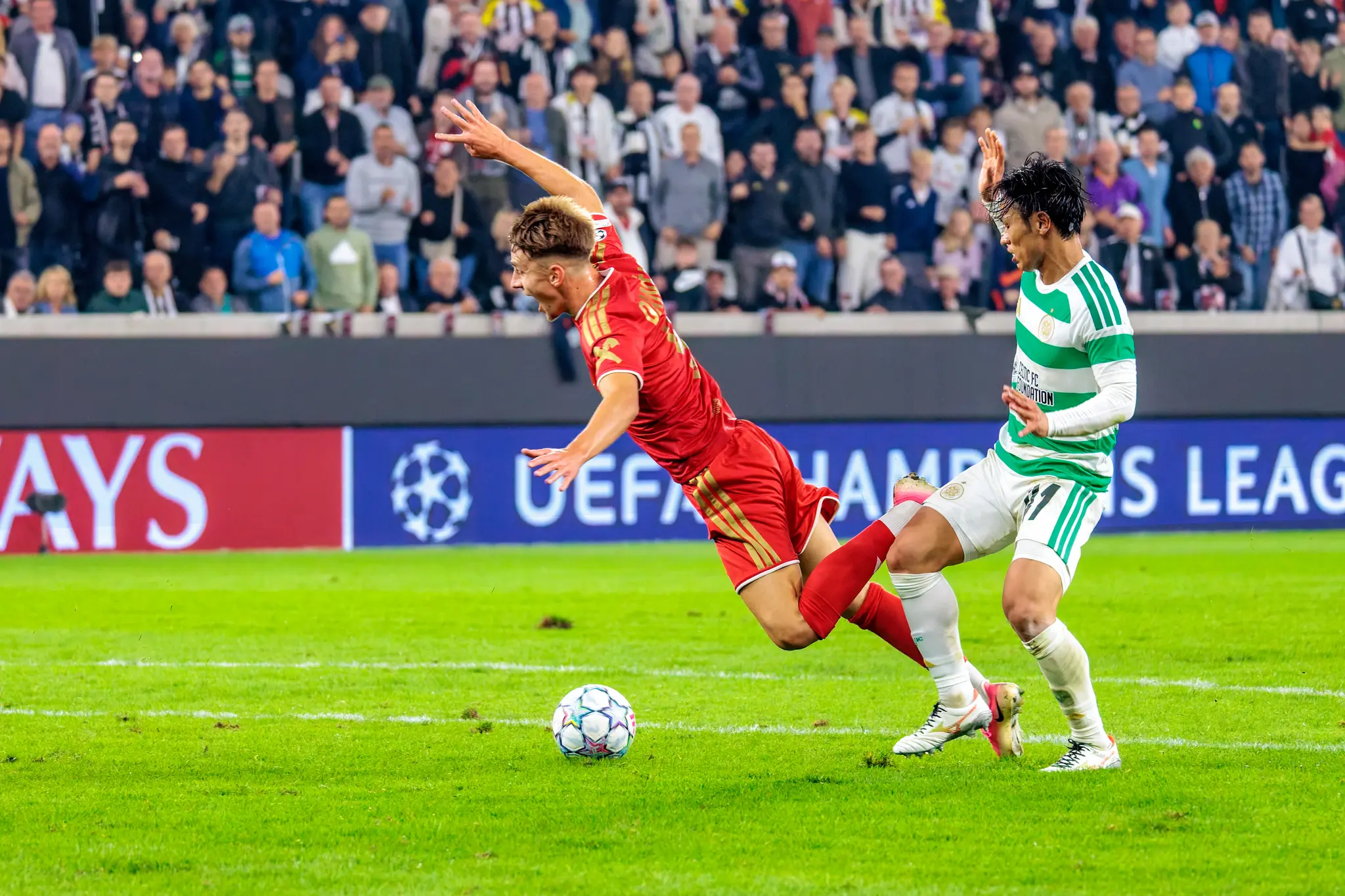 LASK-Stürmer Danek wird von Celtic-Spielern eingeholt und fällt - Schiedsrichter pfeift Elfmeter.