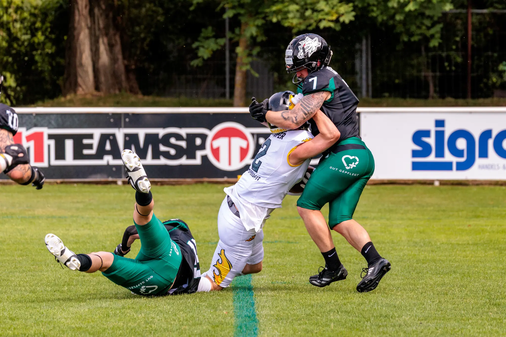 Actionreiche Szene beim American Football Spiel zwischen den Danube Dragons und Vienna Knights