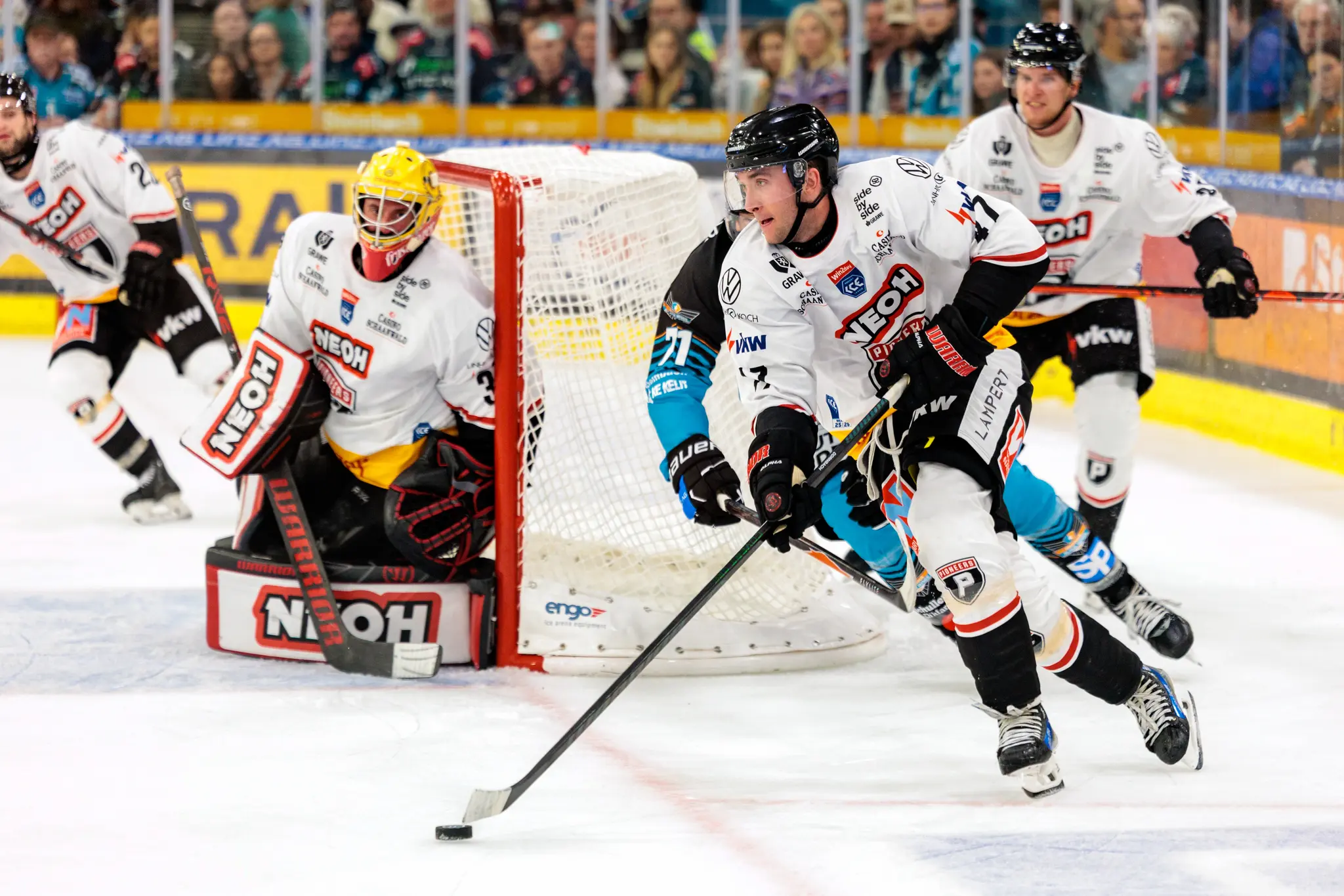Kevin Macierzynski der Pioneers Vorarlberg gleitet mit dem Puck um das Tor