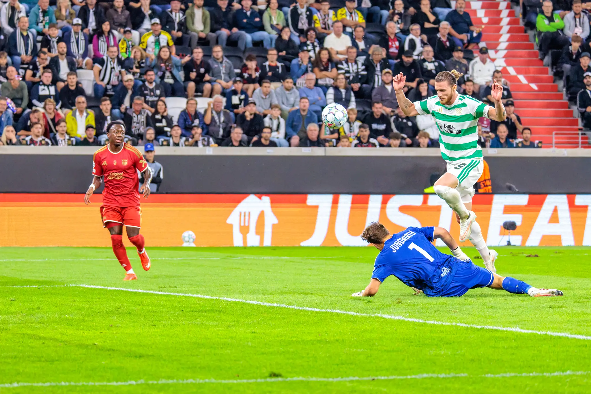 Torschuss von Celtic-Stürmer Kasper Högh prallt an LASK-Keeper Lukas Jungwirth ab und fliegt weit übers Tor.