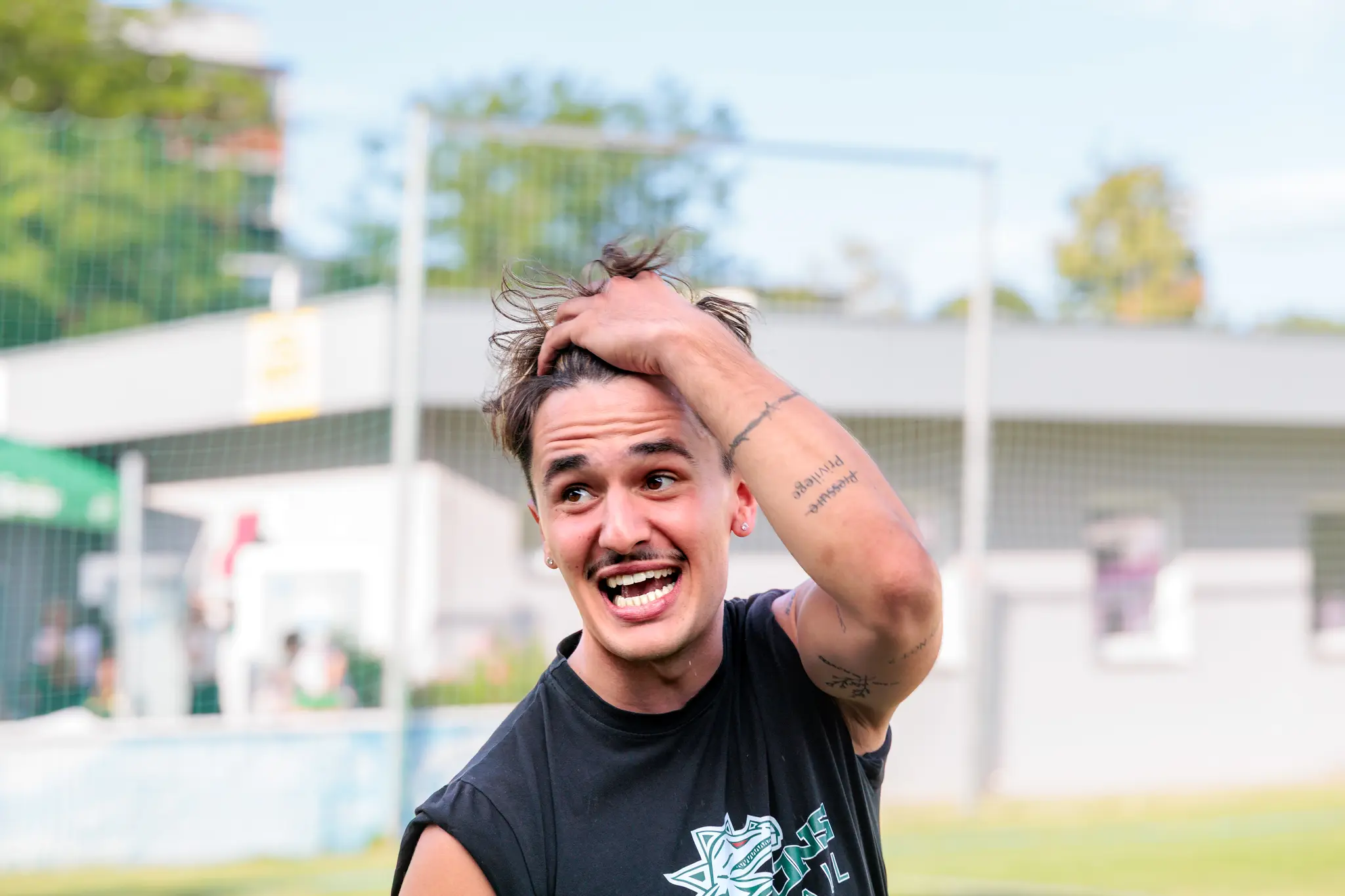 Verletzter Dragons-Spieler aus Support im schwarzen Team-T-Shirt zeigt Emotionen mit Hand im Haar beim AFL-Playoff 2026 gegen Vienna Vikings