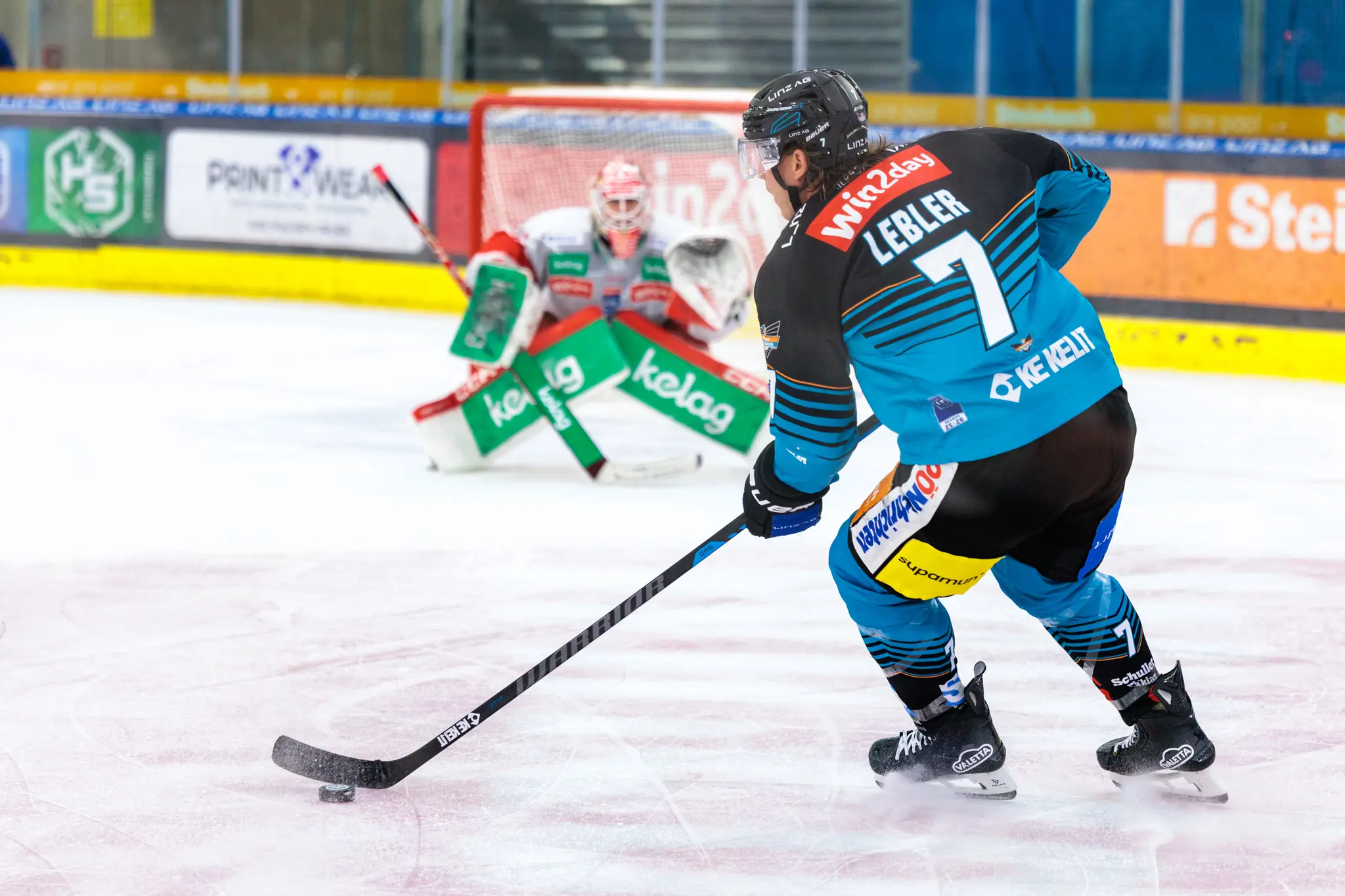 Der Stürmer der Steinbach Black Wings Linz, Brian Lebler, schießt in einem Spiel der ICE Hockey League auf das Tor des EC-KAC
