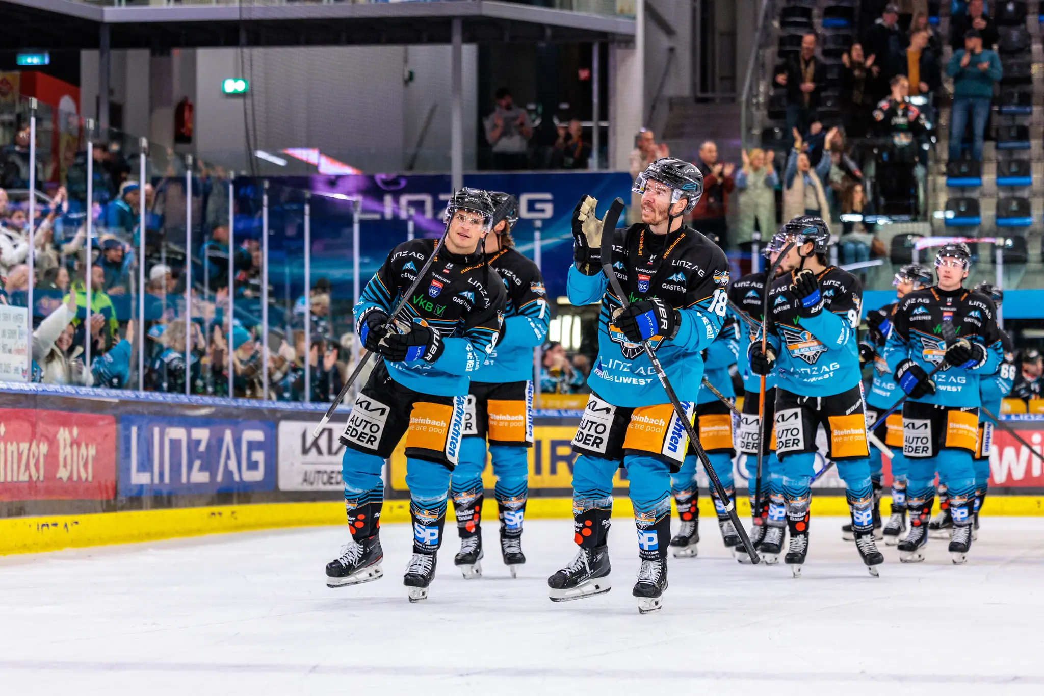 Die Eishockey-Mannschaft der Steinbach Black Wings Linz bedankt sich nach dem Spiel gemeinsam auf dem Eis bei den Fans in der Halle