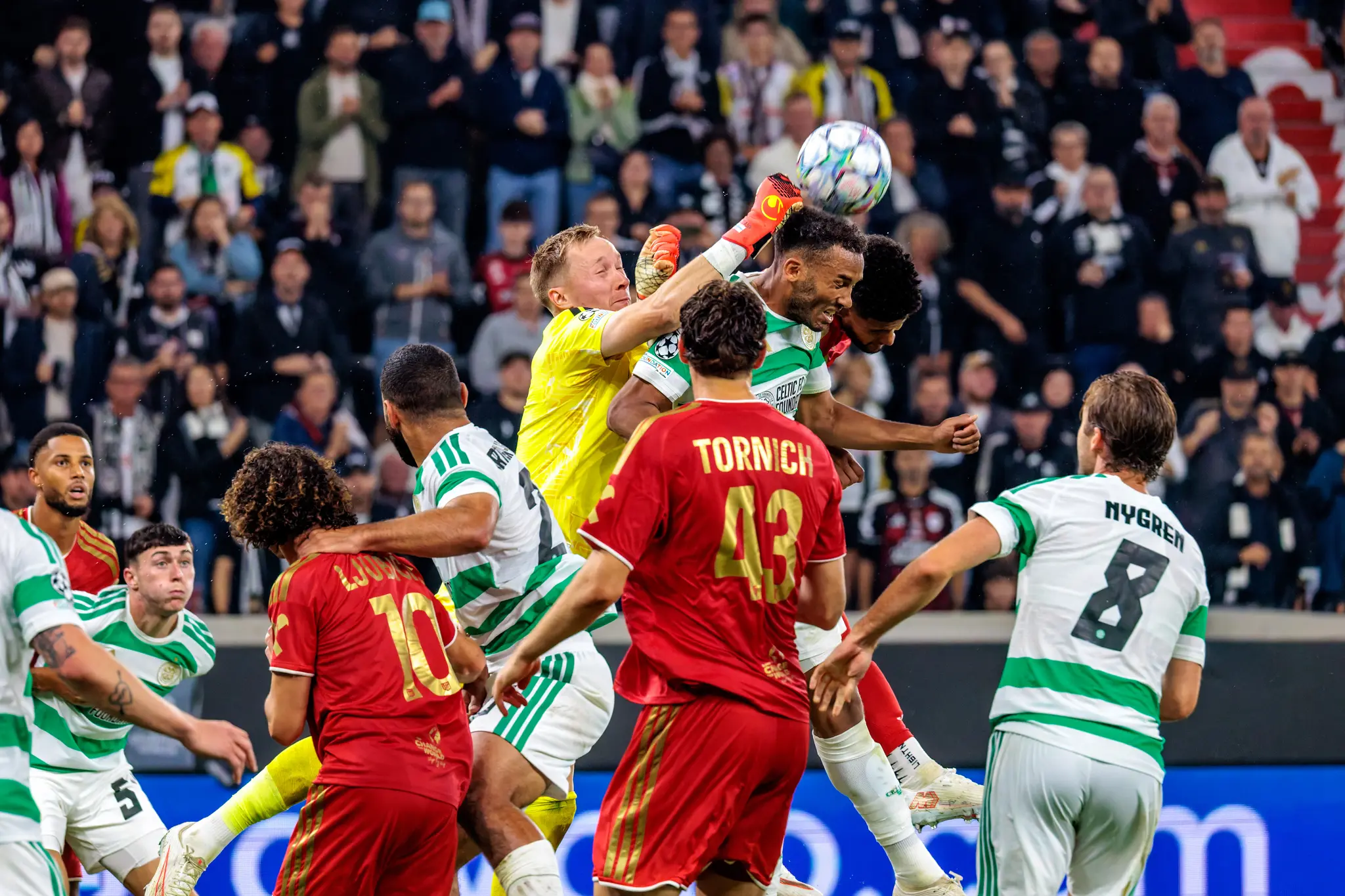Celtic-Keeper Sinisalo faustet eine hohe Hereingabe mit der Faust aus der Gefahrenzone - entschlossene Handabwehr im dichten Strafraumgewühl.