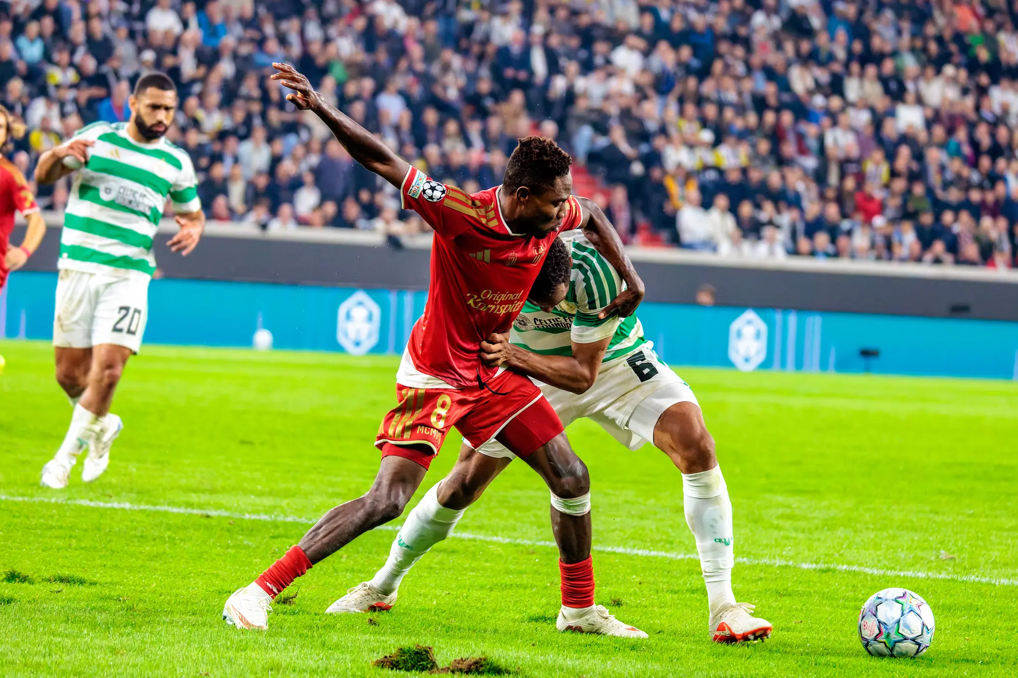 LASK-Stürmer Moses Usor (8) kämpft sich gegen Celtics Trusty (6) zum Ball durch, beide ziehen in Richtung Spielgerät.