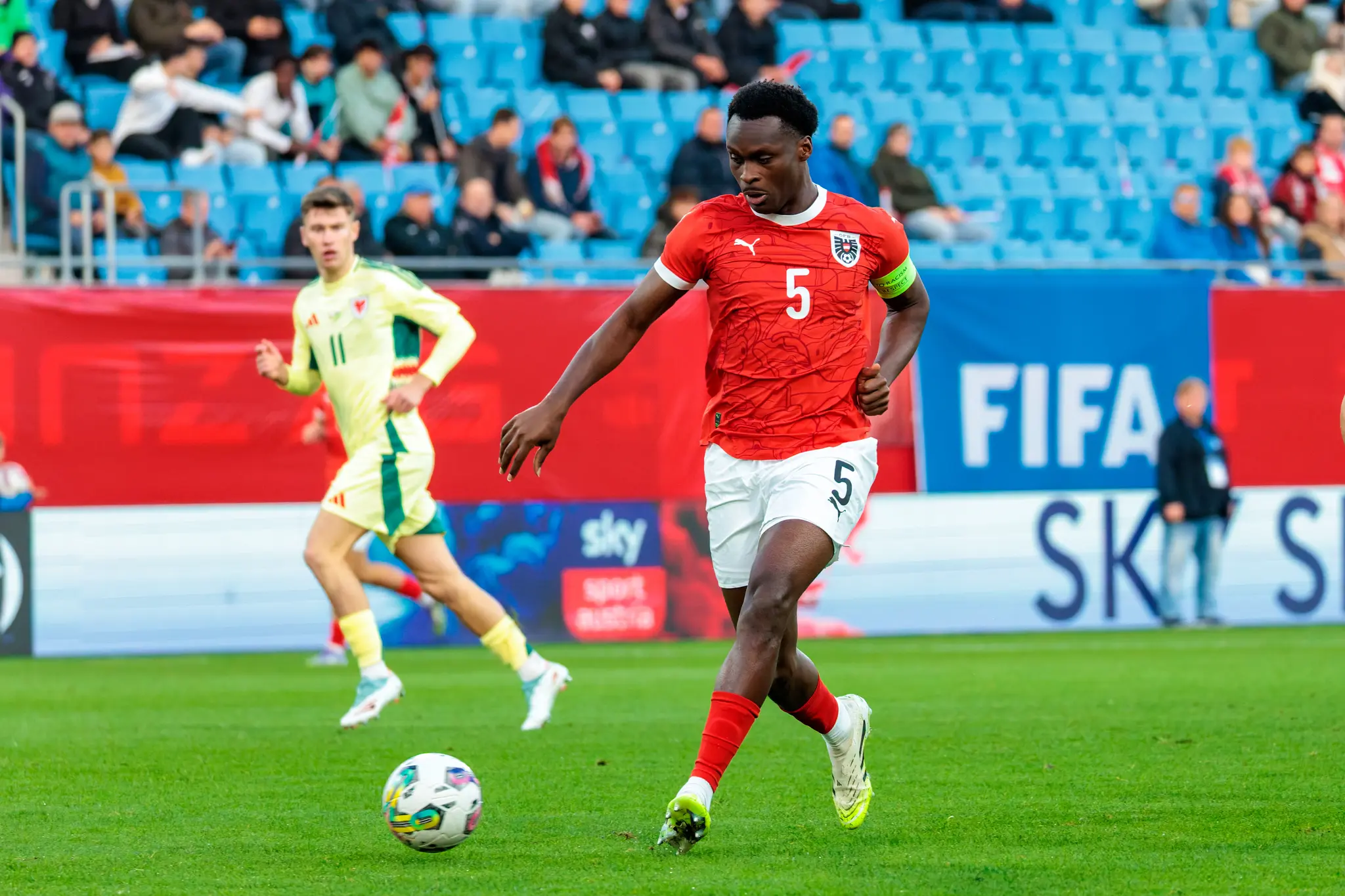 Österreichs U21-Kapitän Samson Baidoo führt den Ball am Fuß während des EM-Qualifikationsspiels gegen Wales