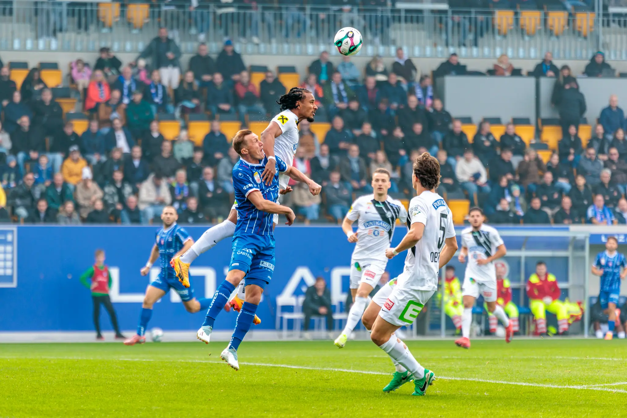 Sturm-Graz-Stürmer Seedy Jatta in einem intensiven Kopfballduell mit einem Gegenspieler des FC Blau-Weiß Linz während des Bundesliga-Spiels