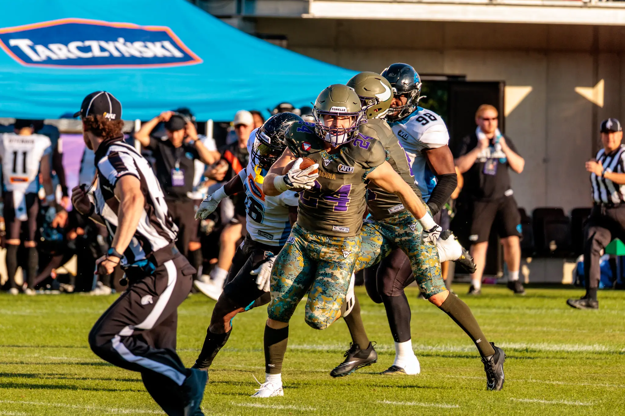 Vikings-Spieler Karri Pajarinen (Nummer 24) läuft mit dem Ball, Panthers-Spieler Nummer 58 verfolgt ihn.