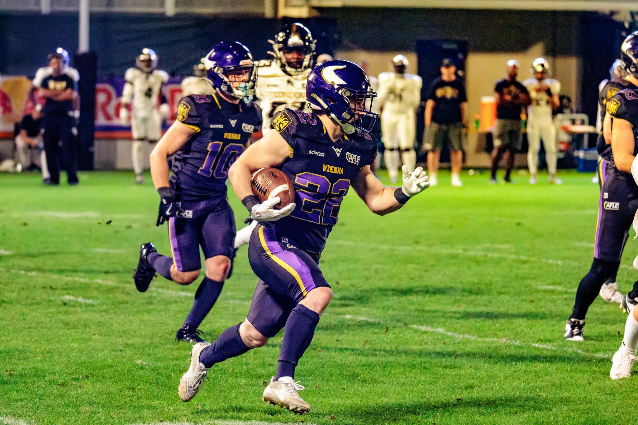 In den Schlussminuten bricht Albert Wiesigstrauch (22) der Vienna Vikings mit dem Ball davon, Philipp Pennekamp (10) begleitet ihn – Laufspiel im vierten Viertel gegen London.