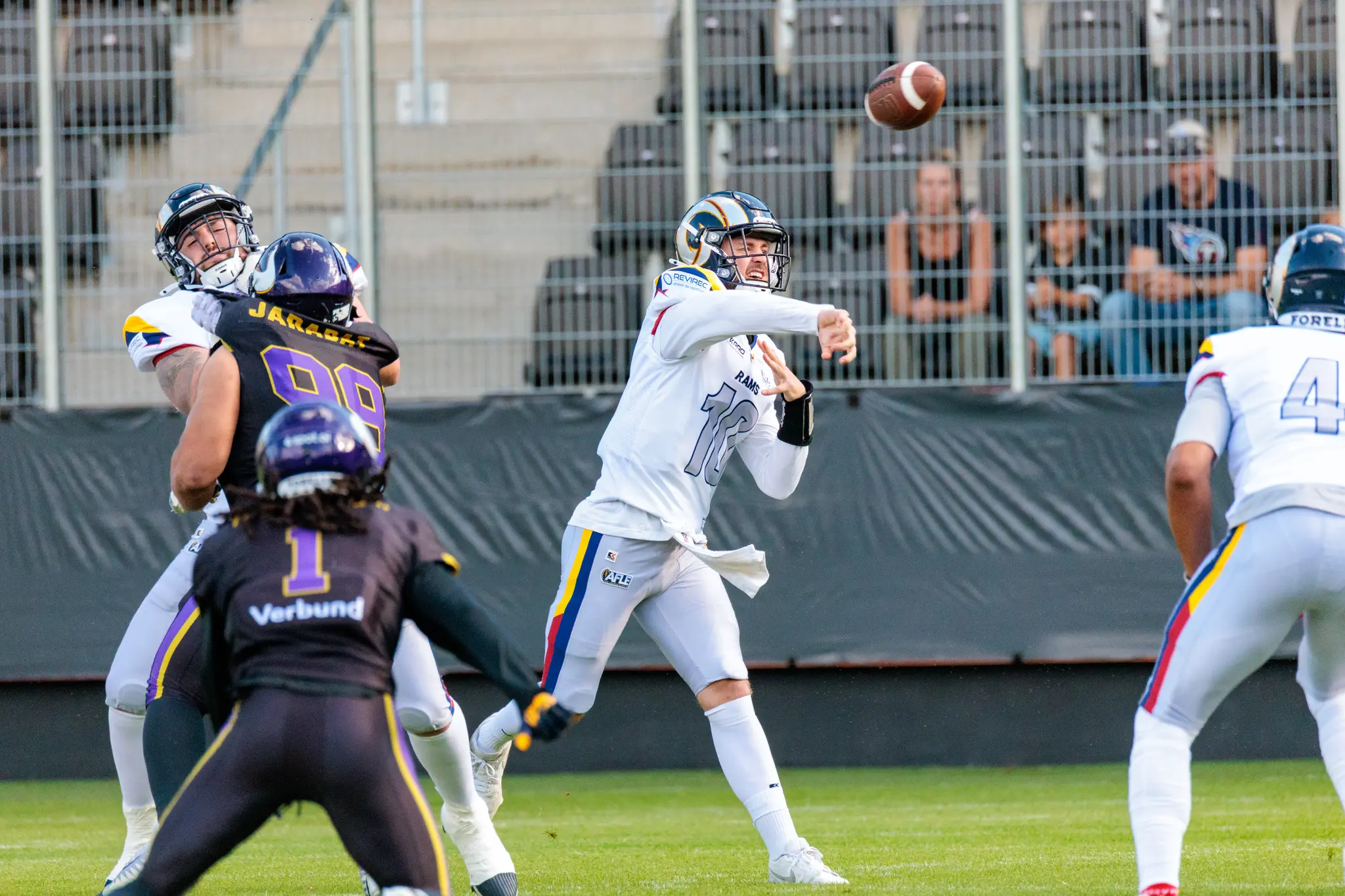 Der Quaterback der Vienna Vikings wirft den Football während eines AFLE-Spiels gegen die Alpine Rams