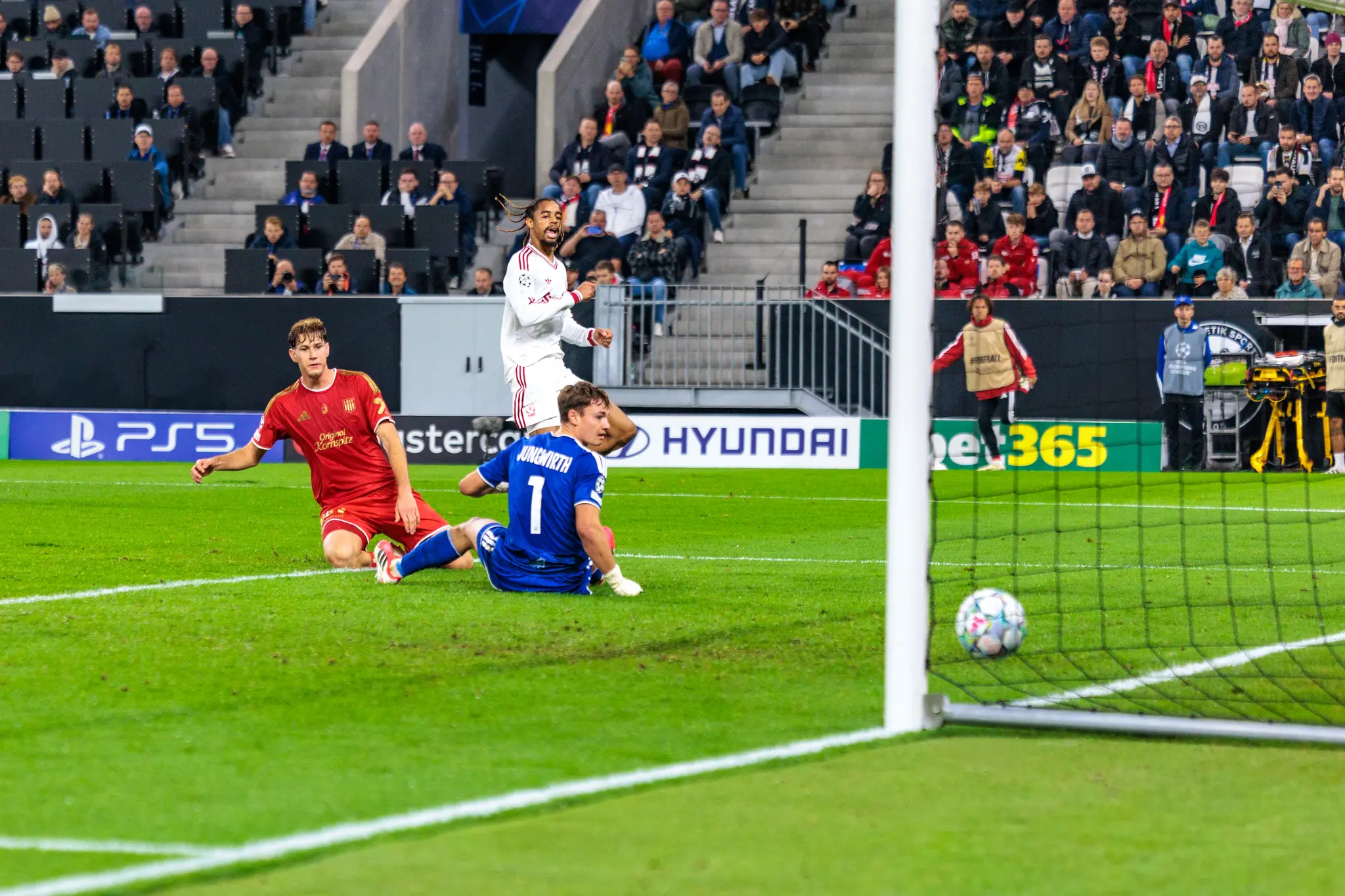 Der Ball liegt im Netz, LASK-Torwart Jungwirth (1) kauert davor am Boden – Torschütze ist Bradley Barcola (29).