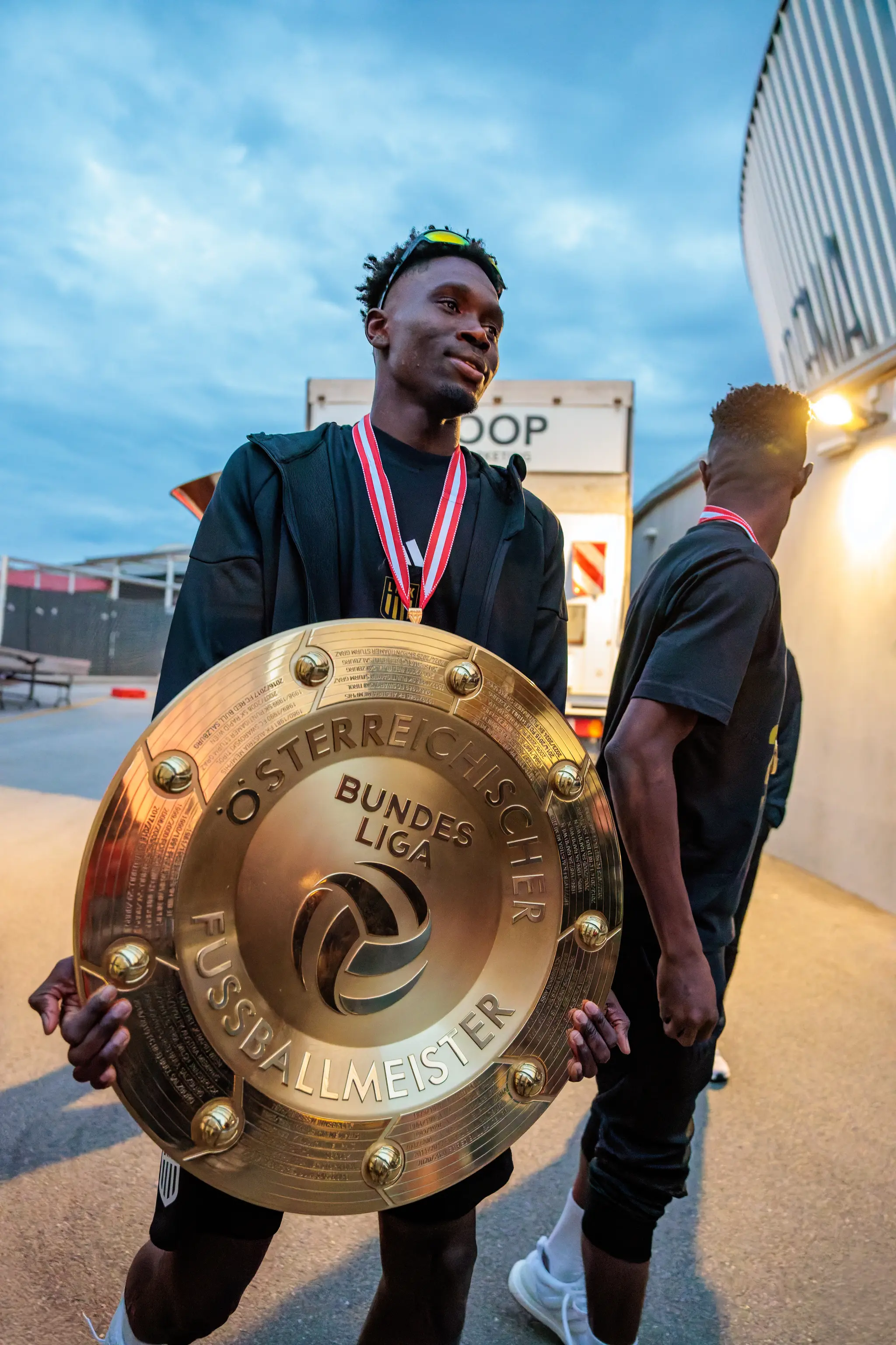 Der goldene Meisterteller ist in Linz angekommen und am Weg zur Bühne