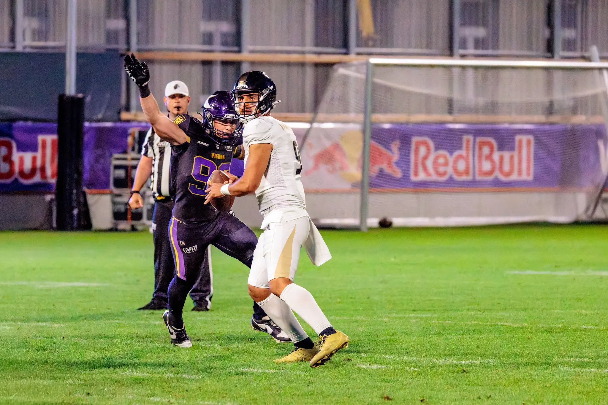 Druck auf den London-Quarterback (9): Ein Verteidiger der Vienna Vikings dringt von vorn in den Ballträger ein, bevor er abwerfen kann – Defense-Aktion im vierten Viertel.