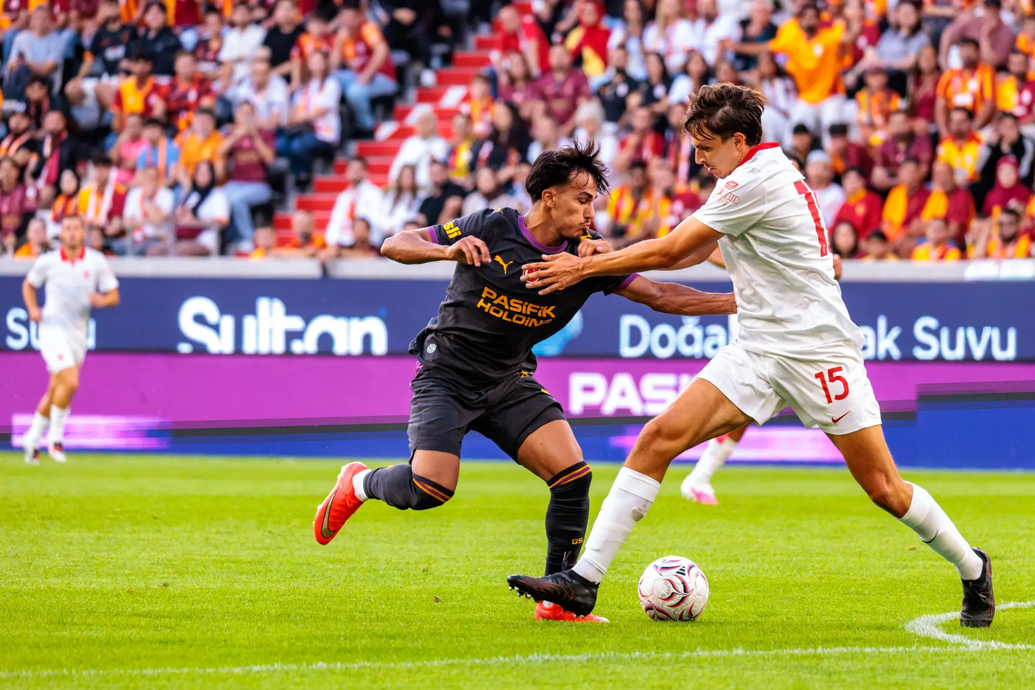 Physischer Zweikampf: Galatasaray-Spieler stemmt sich mit dem Oberkörper gegen Monza-Spieler Nummer 15.