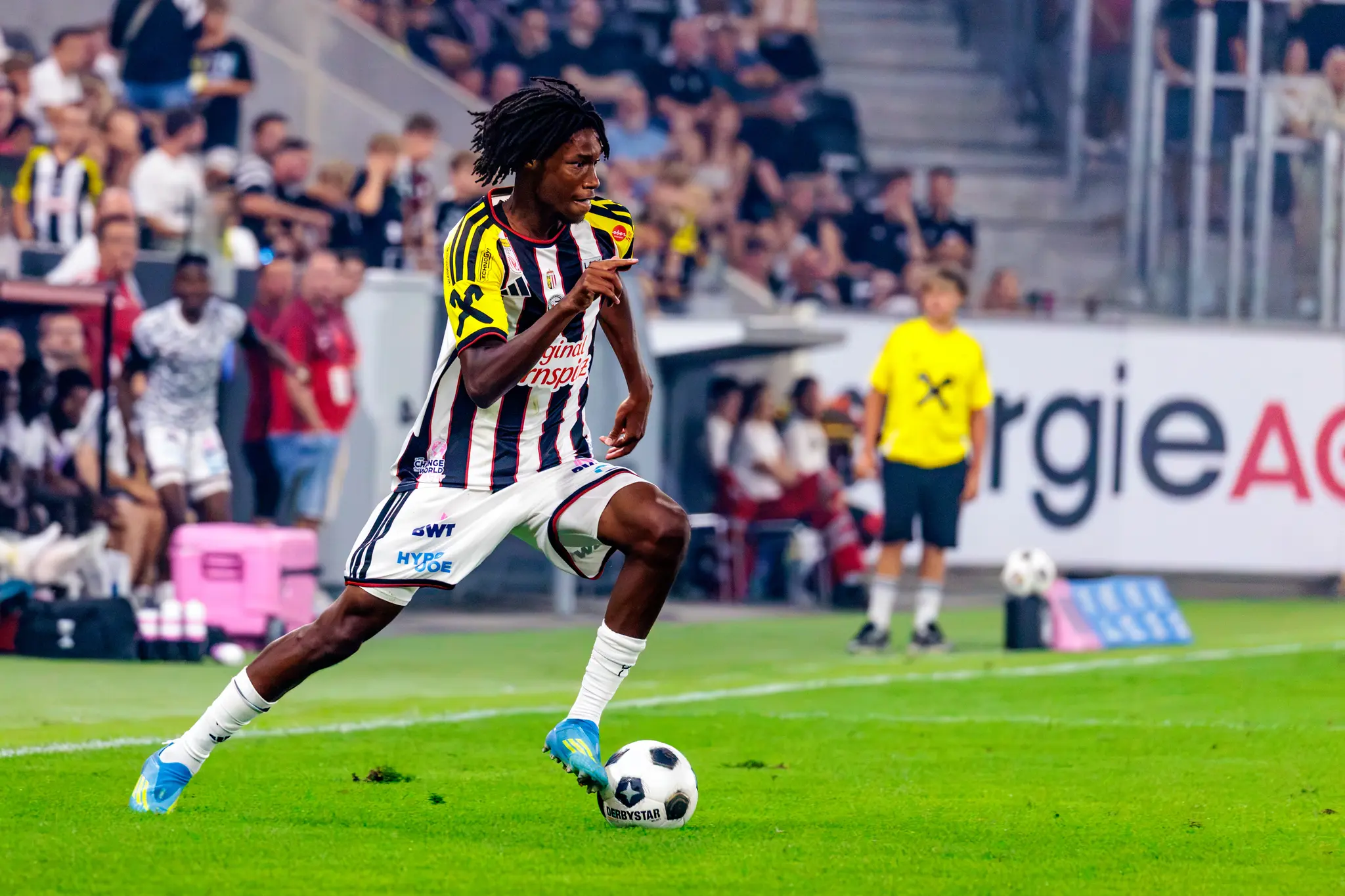 Kane (Nr. 45) mit dem Fuß am Ball