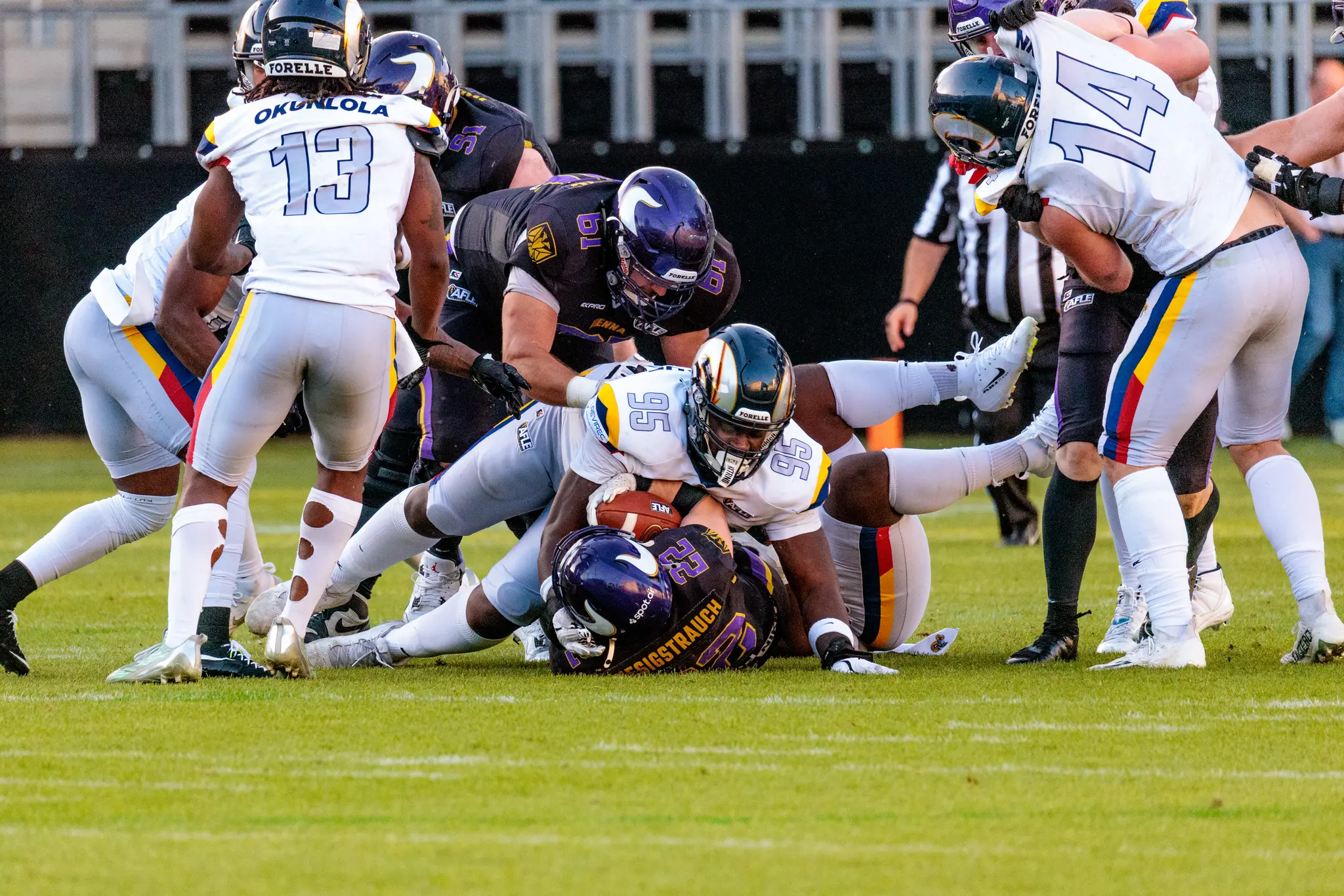 Actionreiche Szene eines Tacklings während des AFLE-Spiels zwischen den Vienna Vikings und den Alpine Rams