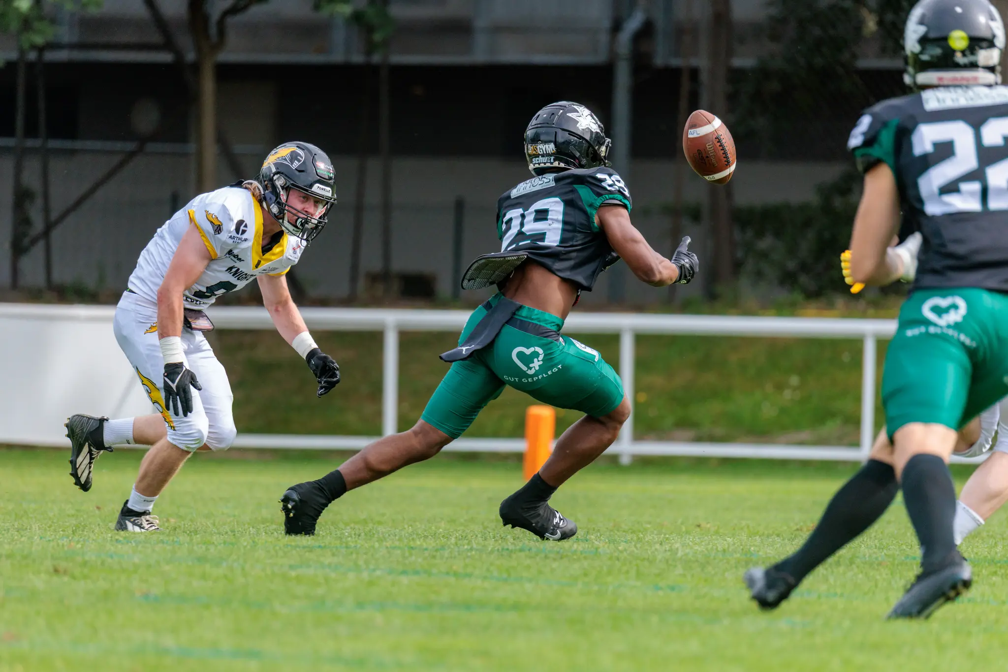 Actionreiche Szene beim American Football Spiel zwischen Danube Dragons und Vienna Knights