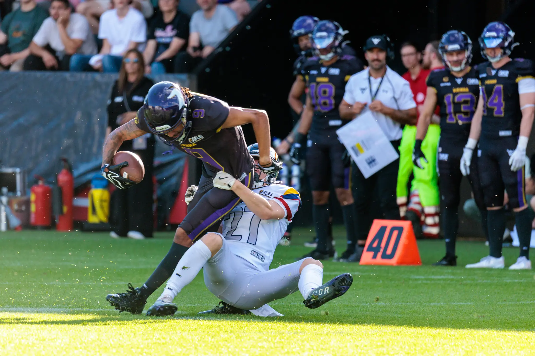 Ein Spieler der Alpine Rams tackelt einen Spieler der Vienna Vikings während eines AFLE American Football Spiels