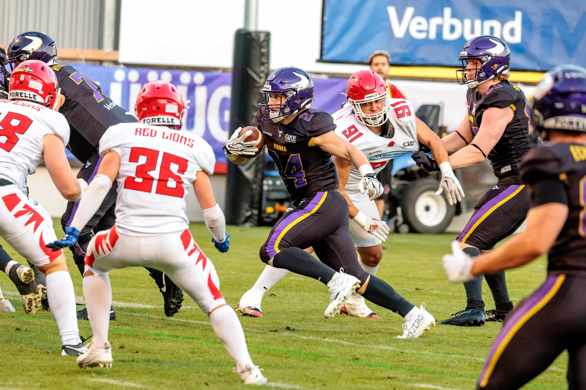 Vollgas: Karri Pajarinen (24) sprintet mit dem Ball in der Rechten durch die gelockerte Red-Lions-Defense, während die Verfolger (36, 16) vergeblich nach ihm greifen.