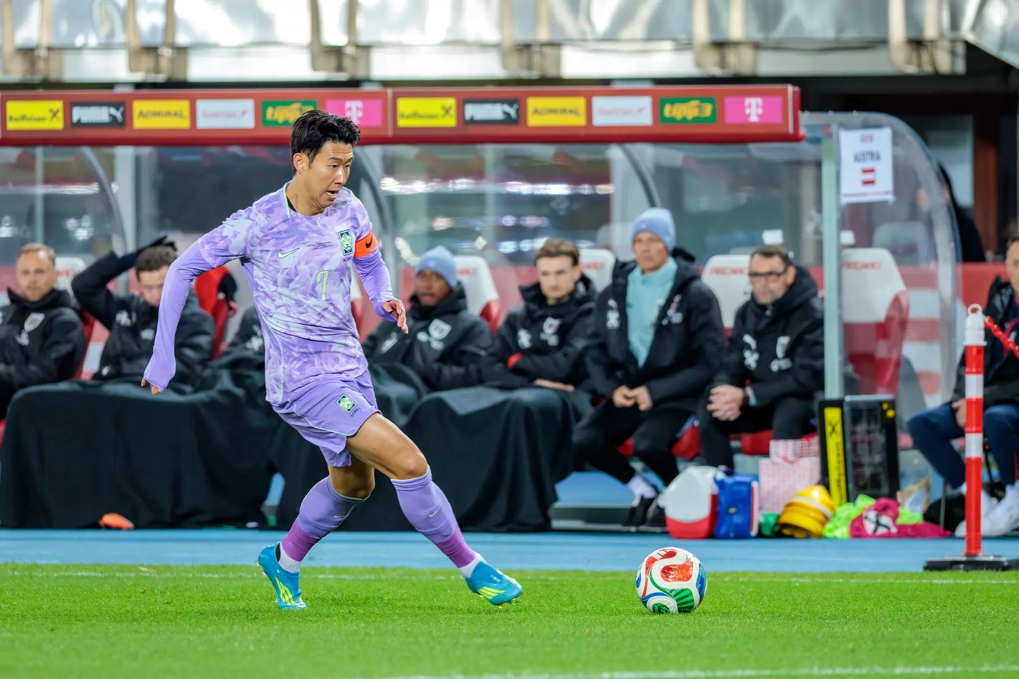 Der südkoreanische Fußballspieler Heung-Min Son im lila Trikot mit der Nummer 7 kontrolliert den Ball während eines Spiels