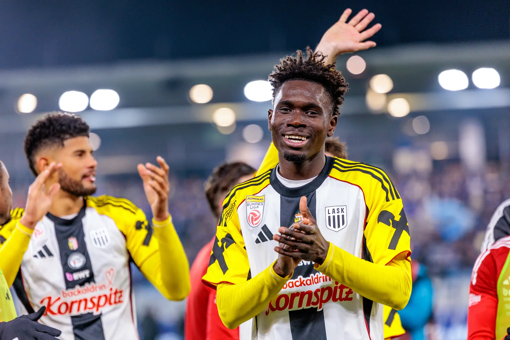Der LASK-Spieler Modou Cisse klatscht nach dem Sieg im Linzer Derby gegen Blau-Weiß Linz und strahlt dabei glücklich in die Kamera