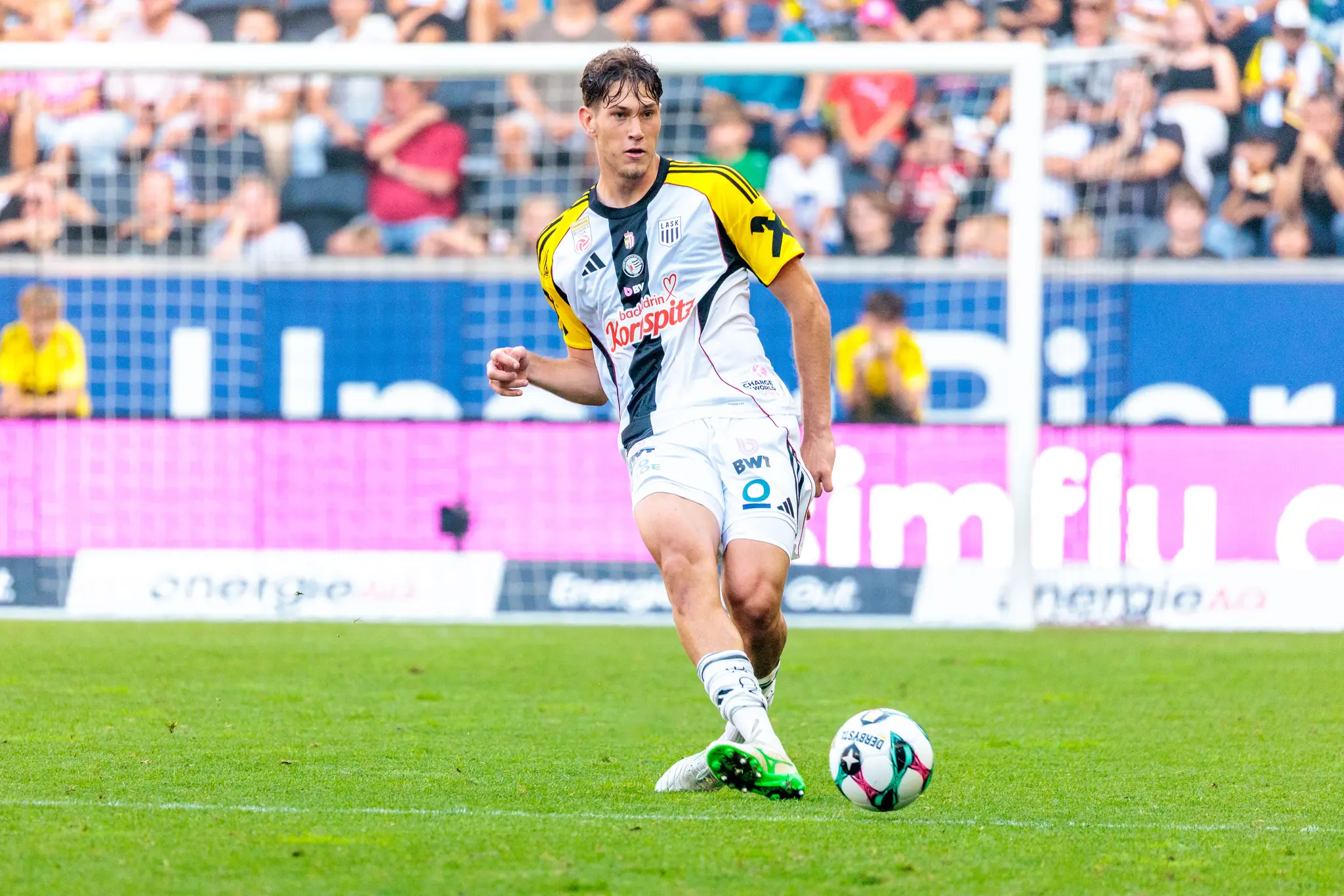 LASK-Stürmer Samuel Adeniran führt während des Linzer Derbys gegen Blau-Weiß Linz den Ball konzentriert am Fuß