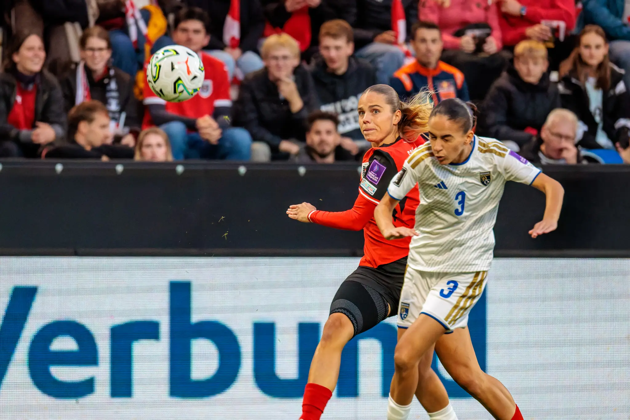 Argnesa Gashi (3) aus Kosovo nimmt den aufsteigenden Ball im Zweikampf mit einer österreichischen Spielerin in Empfang.