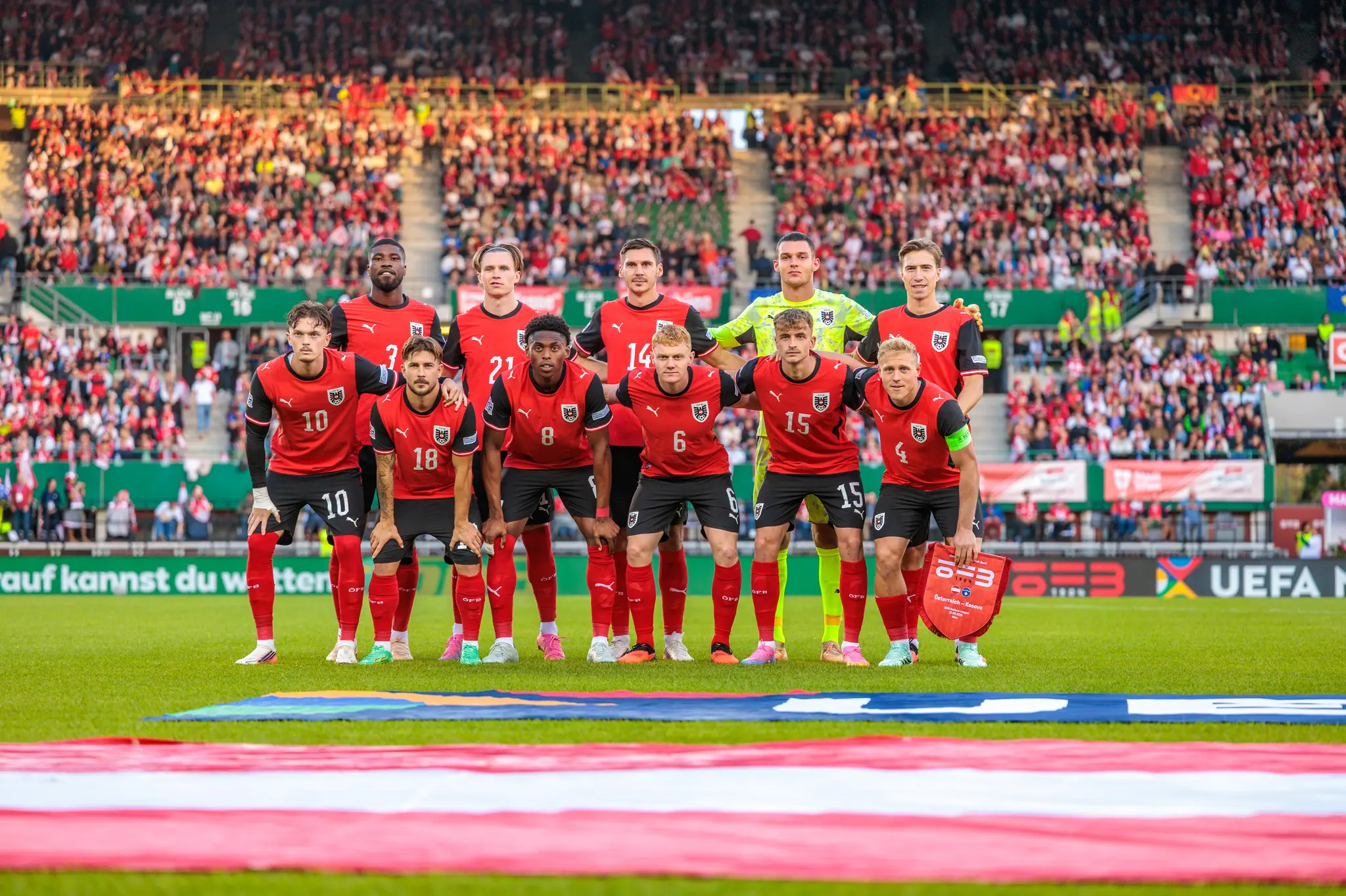 Die Startelf der österreichischen Nationalmannschaft steht vor dem Anpfiff im Ernst-Happel-Stadion zum Mannschaftsfoto bereit.