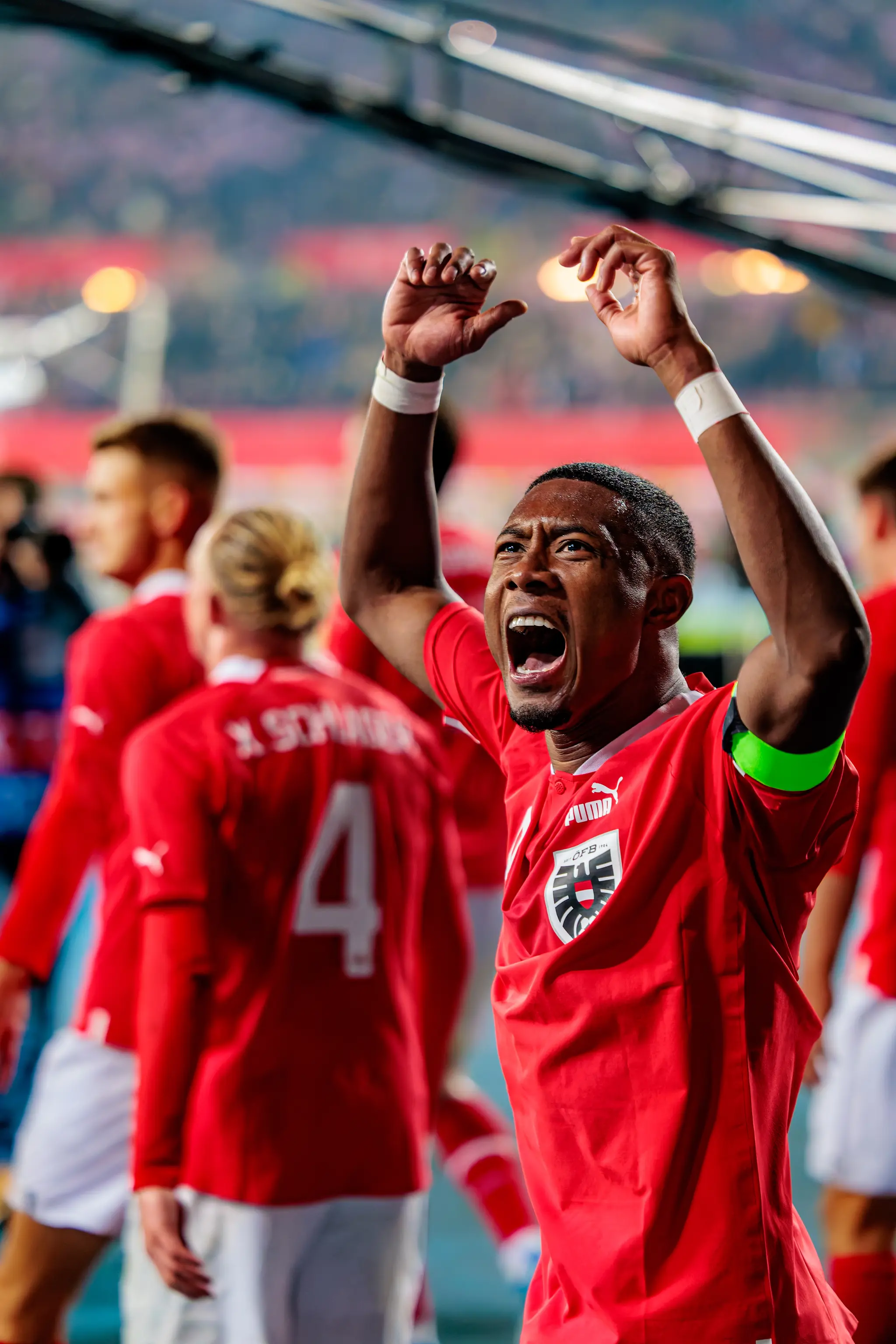 David Alaba jubelt mit erhobenen Armen und offenem Mund und fordert die Menge mit rufen nach "Mehr" auf noch mehr Stimmung zu machen 