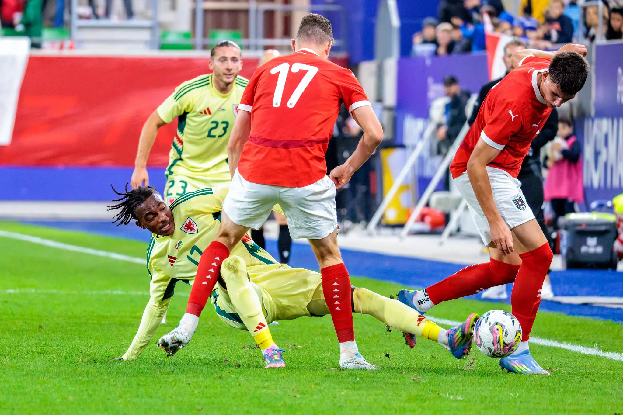 Ein österreichischer U21-Spieler gewinnt einen intensiven Zweikampf gegen den Waliser Tanatswa Nyakuhwa, der dabei den Ball verliert und zu Boden geht