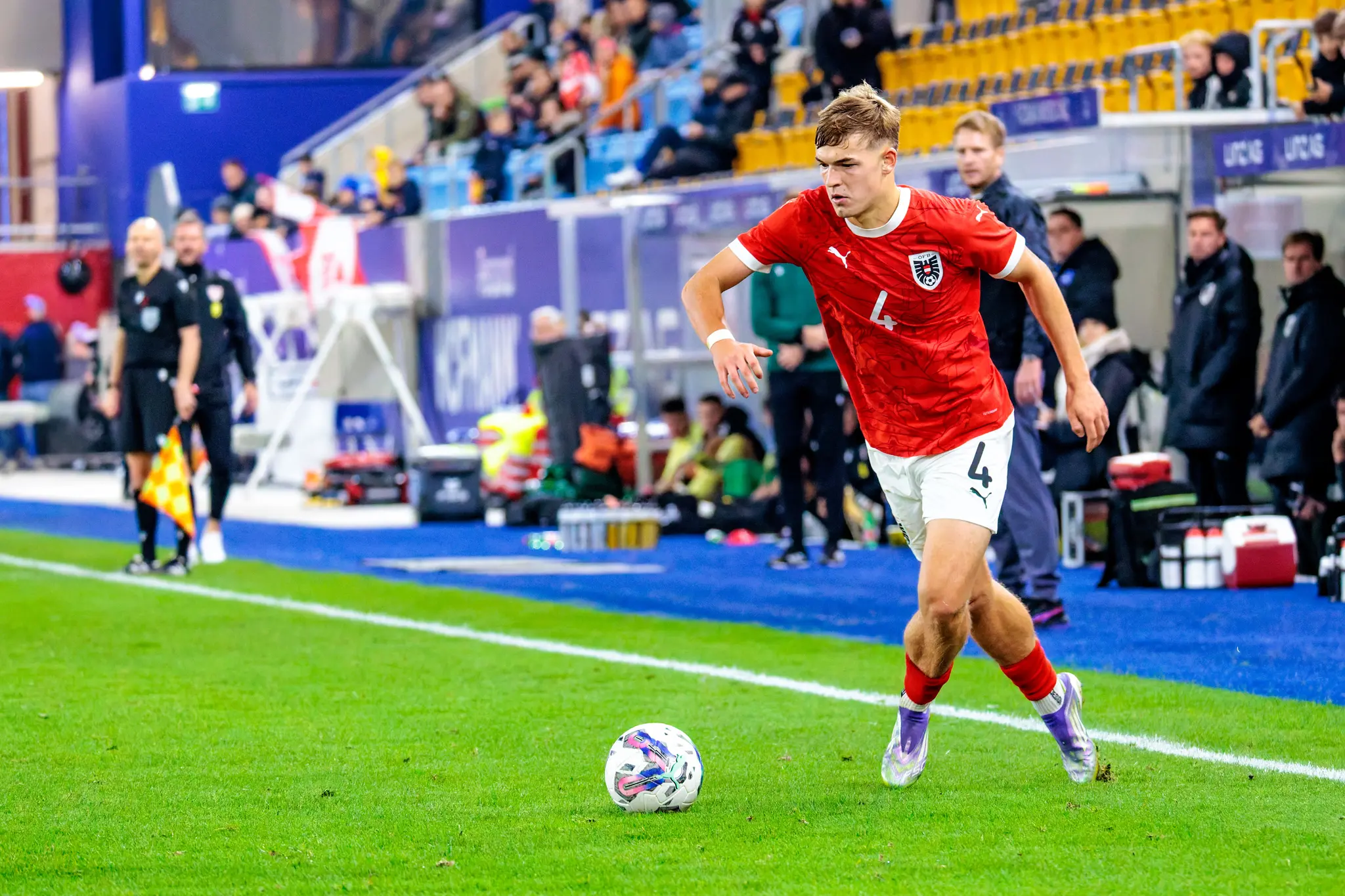 Der österreichische U21-Nationalspieler David Piczka dribbelt im roten Trikot mit der Nummer 4 dynamisch am Ball