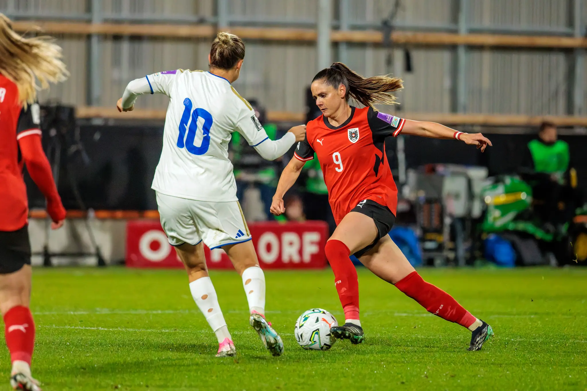 Sarah Zadrazil (9) behauptet den Ball gegen Donjeta Halilaj (10) aus Kosovo.