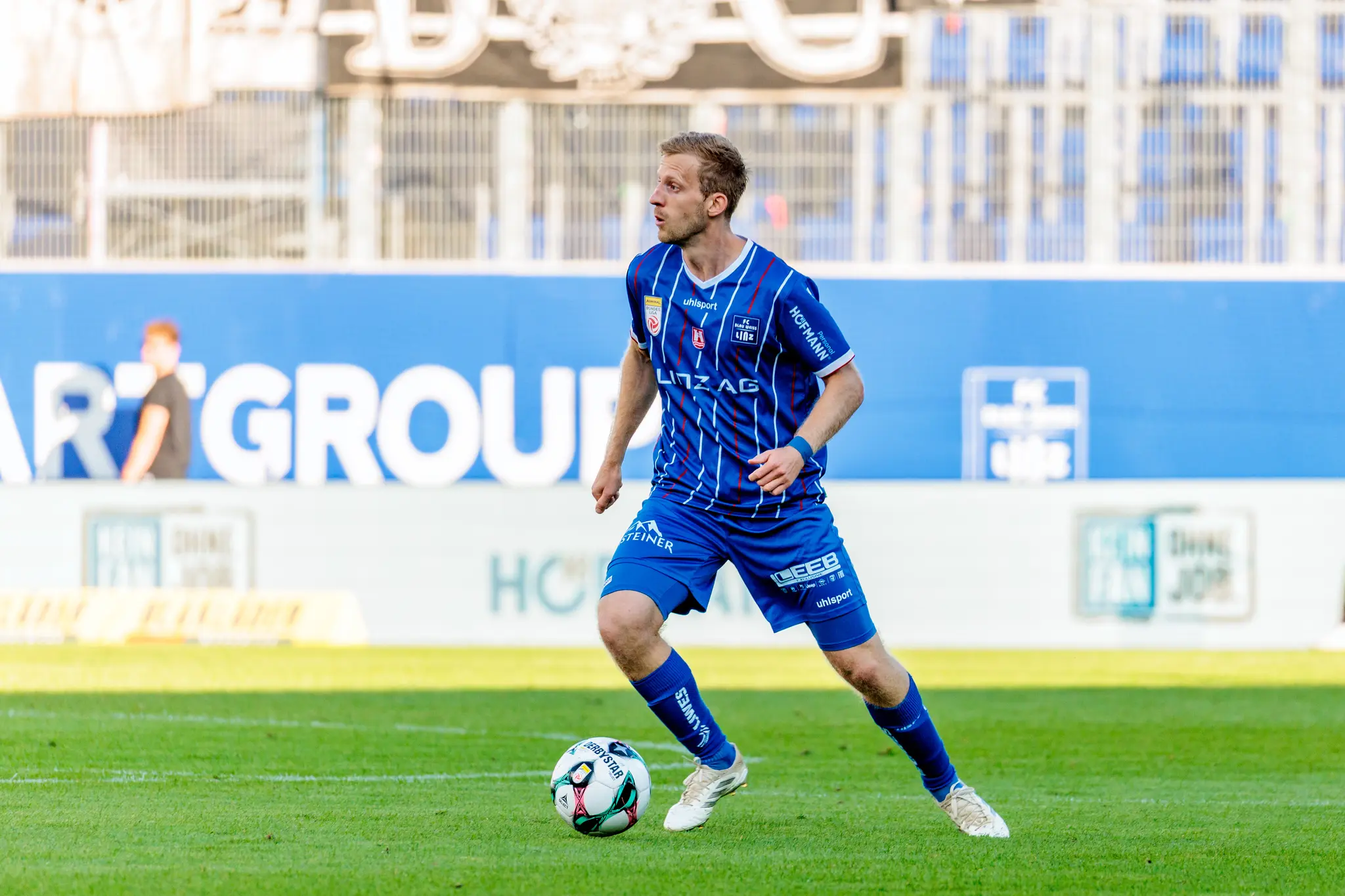 Thomas Goiginger vom FC Blau-Weiß Linz treibt in einem Bundesligaspiel mit voller Konzentration den Ball am Fuß nach vorne
