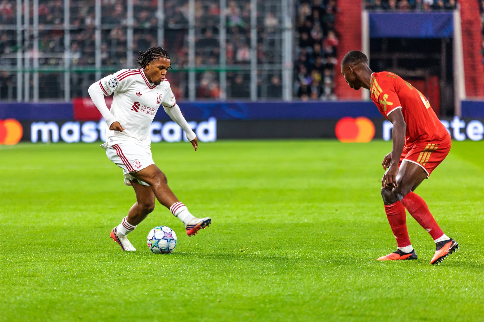 Rio Ngumoha (73) führt den Ball eng am Fuß, LASK-Verteidiger Yvan Dibango (25) nimmt geduckt die Defensivhaltung ein.