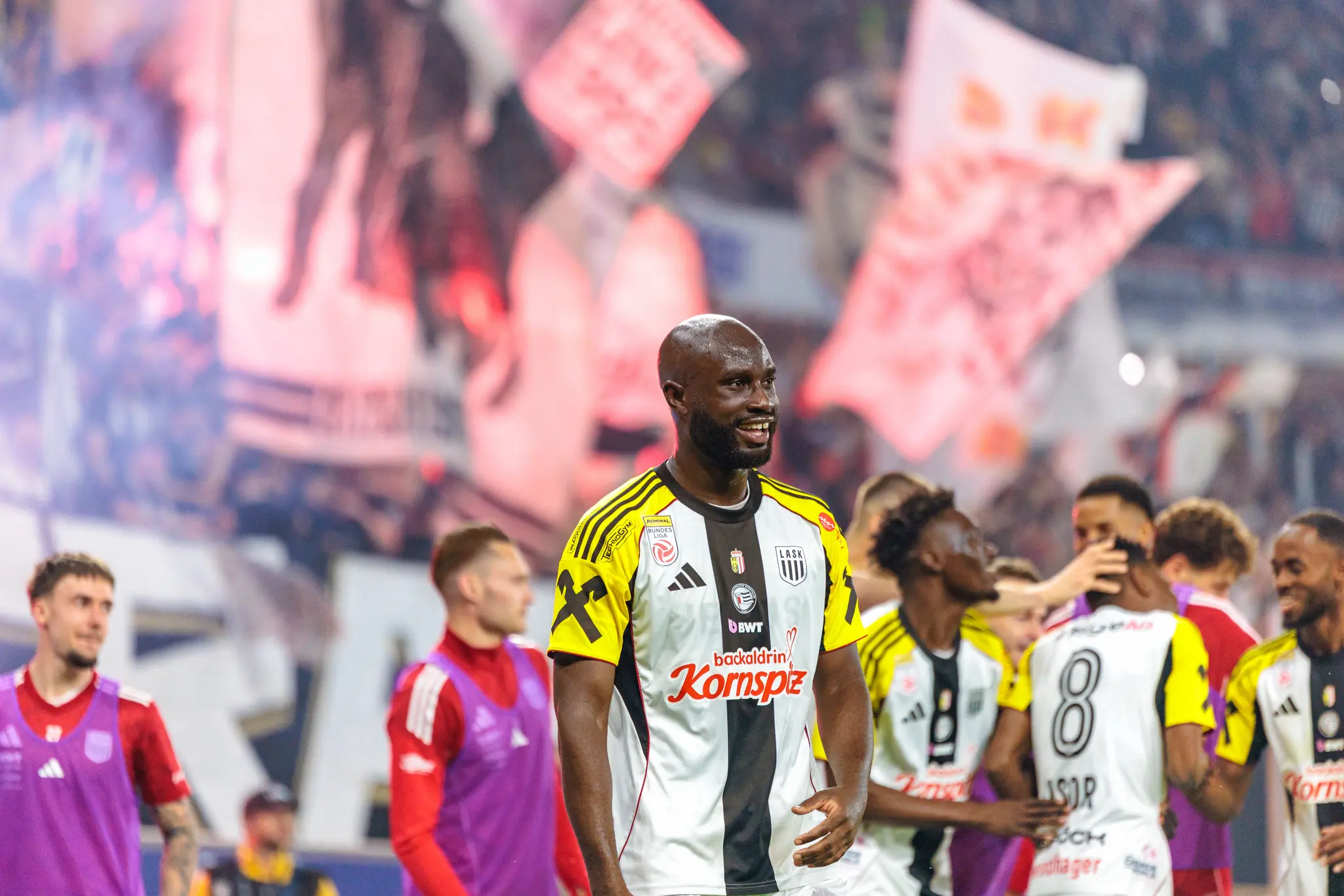 Die Spieler des LASK feiern nach dem 3:1-Heimsieg gegen den SK Rapid in der Raiffeisen Arena emotional