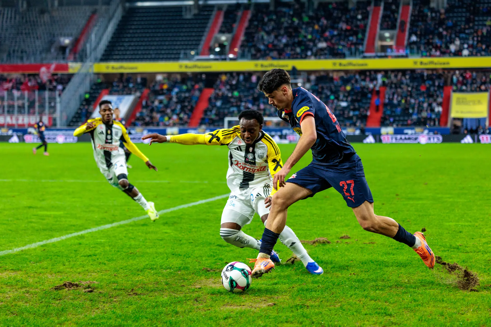 Alajbegovic von Red Bull Salzburg setzt sich in einem dynamischen Dribbling gegen die Defensive des LASK während des Bundesliga-Spitzenspiels durch