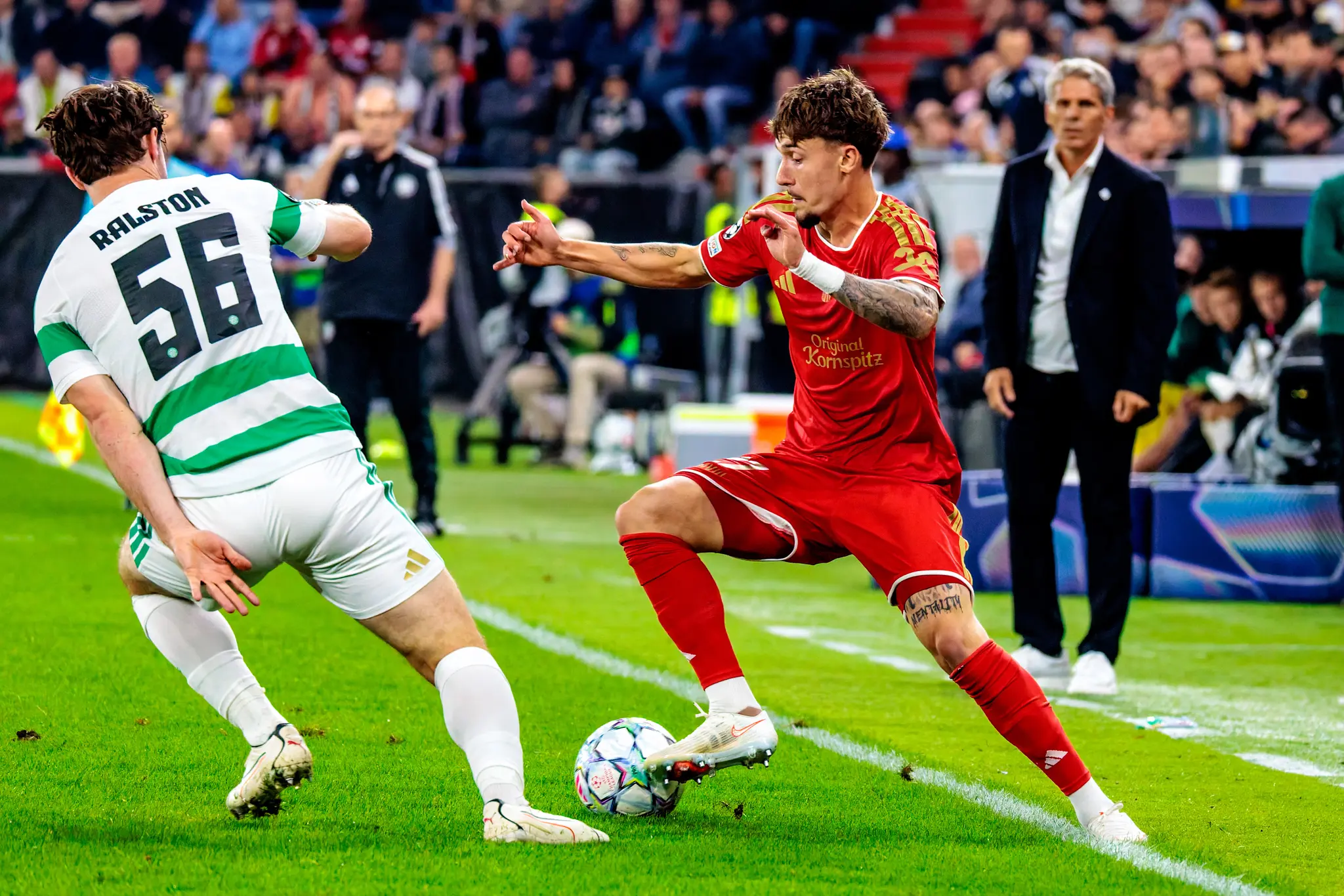 LASK-Spieler Lang (27) verteidigt den Ball an der Außenlinie gegen Celtics Ralston (56), im Hintergrund Linzer Coach Dietmar Kühbauer.