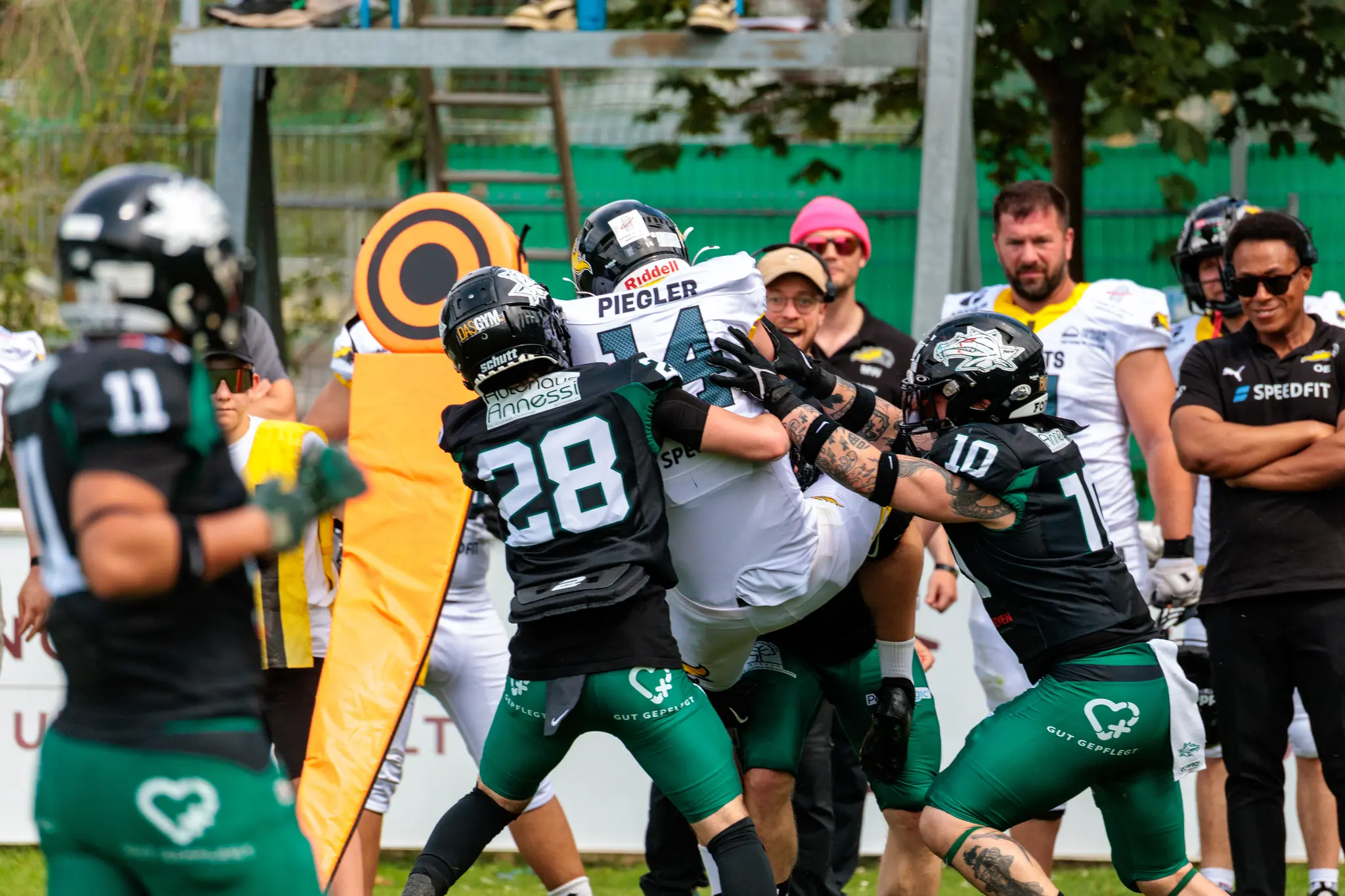 Actionreiche Tackling-Szene der Danube Dragons gegen die Vienna Knights beim American Football