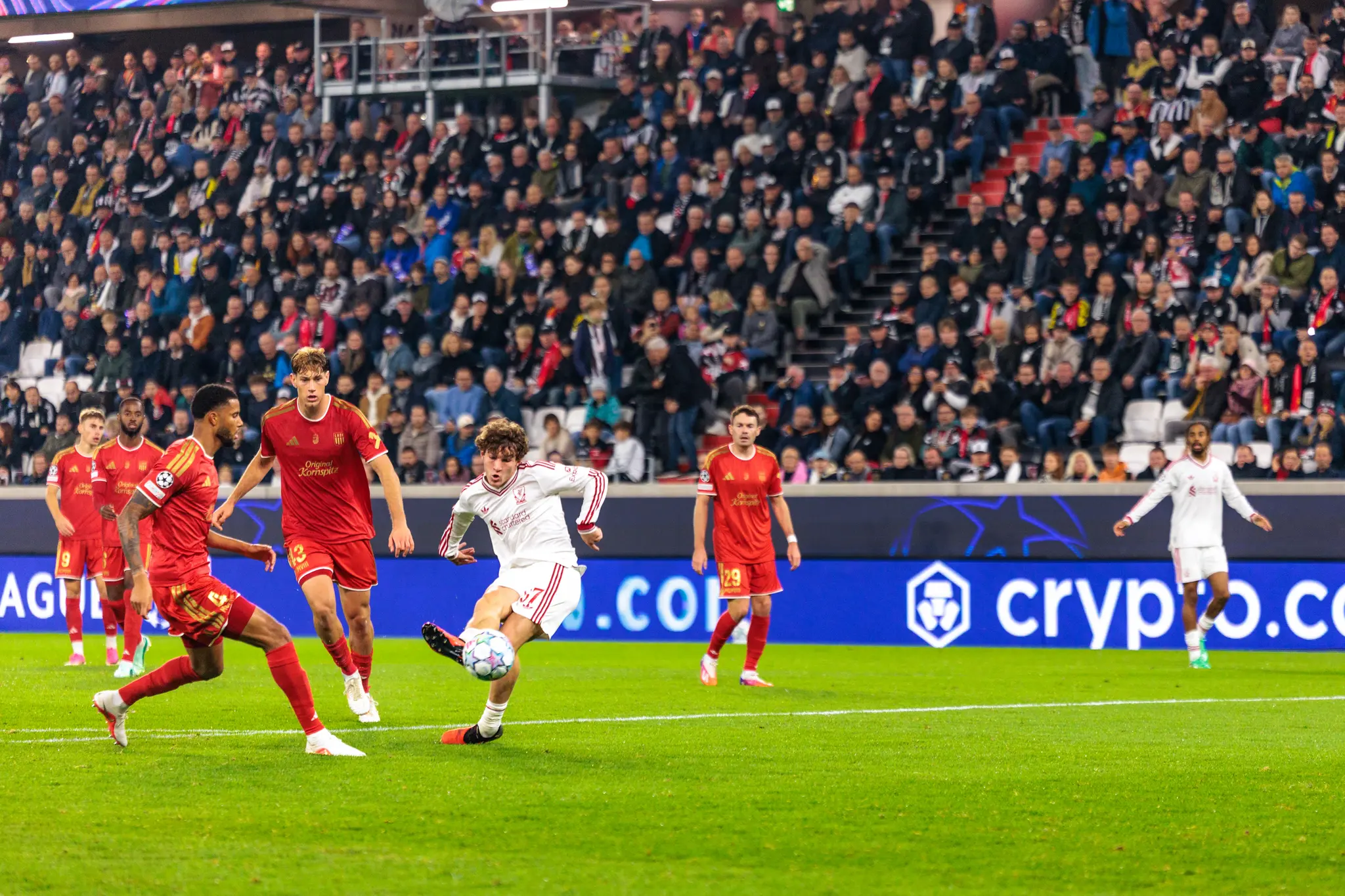 Ein Liverpooler Spieler zieht ab, LASK-Verteidiger gehen dazwischen, rechts steht Florian Flecker (29).