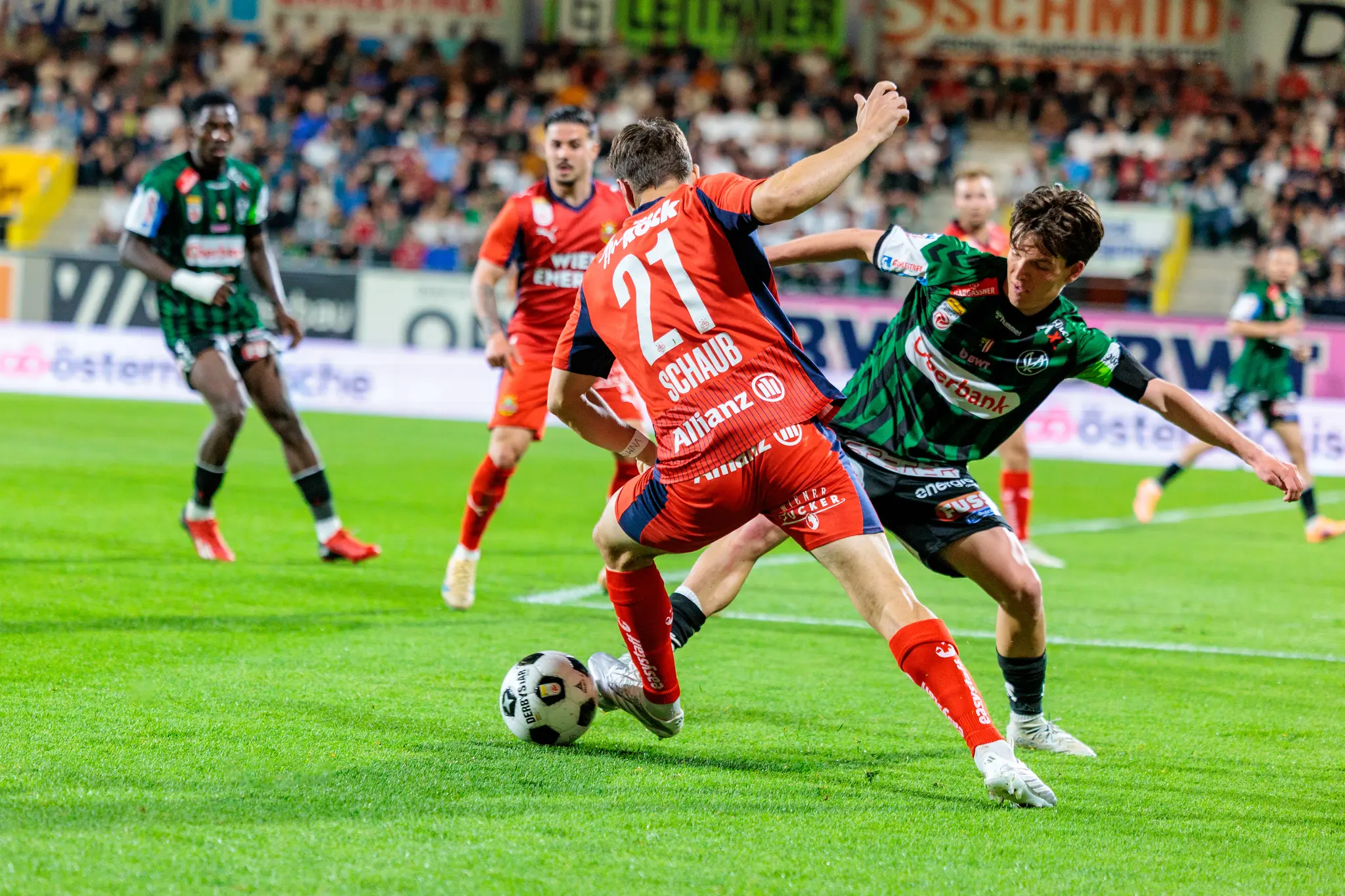 Schaub führt im Playoff-Hinspiel der Bundesliga einen intensiven Zweikampf um den Ball gegen einen Spieler von SV Ried aus
