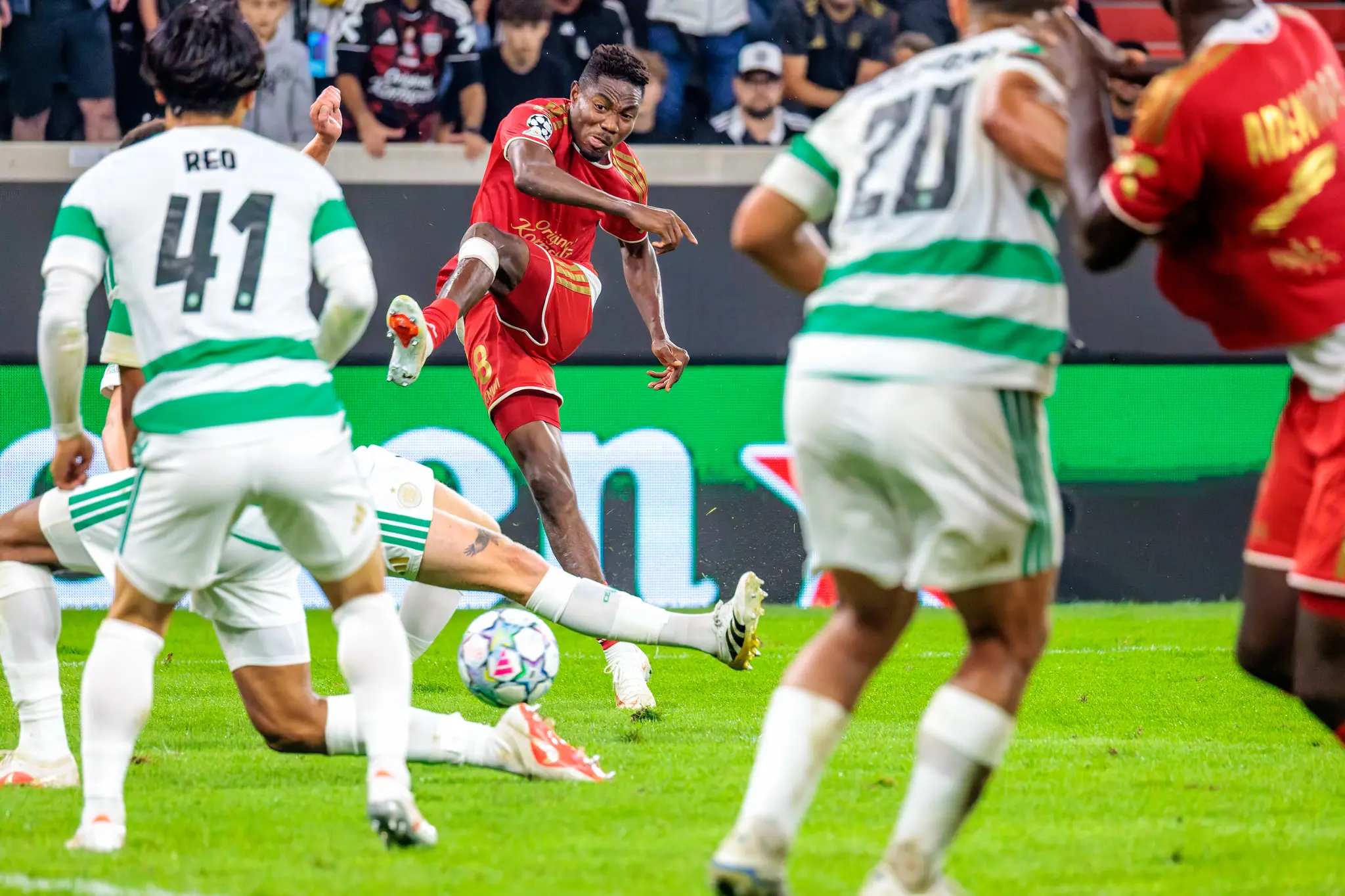 LASK-Angreifer Usor (8) zieht aus kurzer Distanz zum Schuss ab, ein Celtic-Verteidiger wirft sich in die Schussbahn.